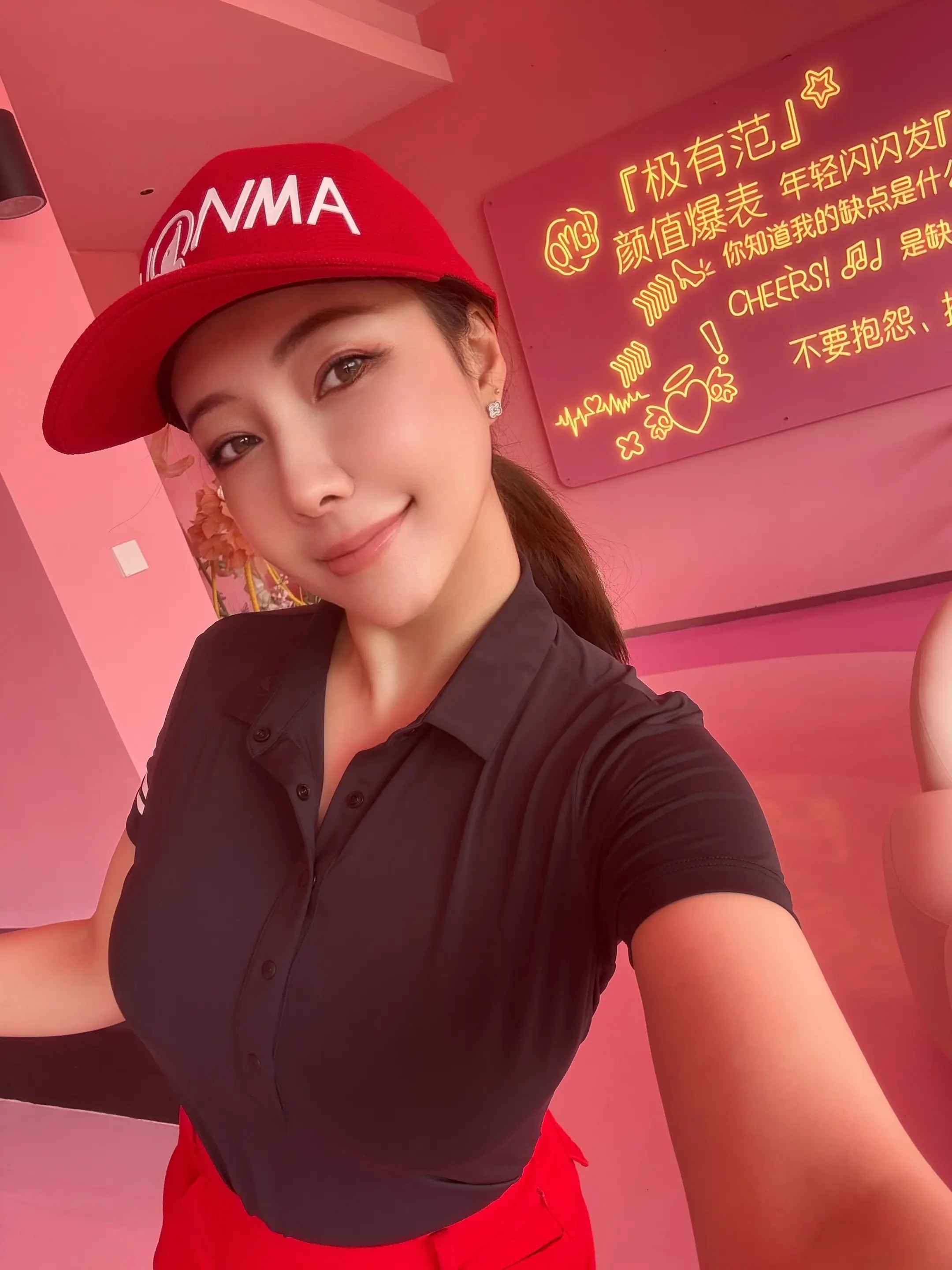 高尔夫的女士专区，这粉嫩嫩的场面很难不爱。直播在 大家关注下！运动起来...