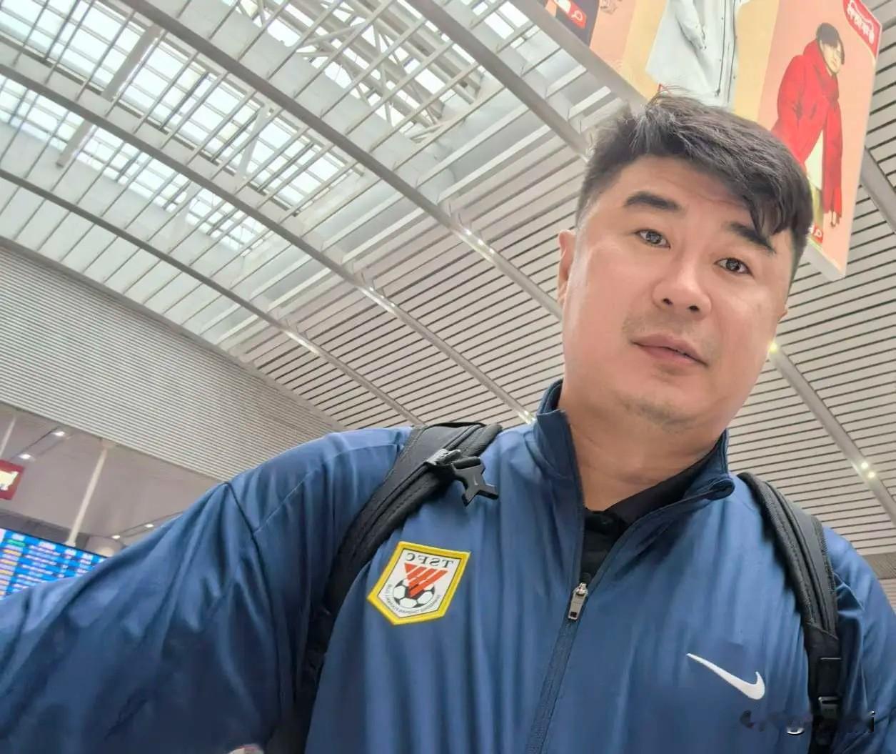5月18日山东泰山兵发杭州挑战浙江队，球迷去高铁站送行时发现出征队伍中少了一名外