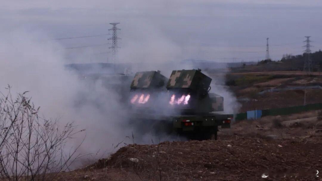 发烟分队中部战区陆军83集某旅发烟分队机动至某陌生地域，开展空中烟幕施放系统实弹