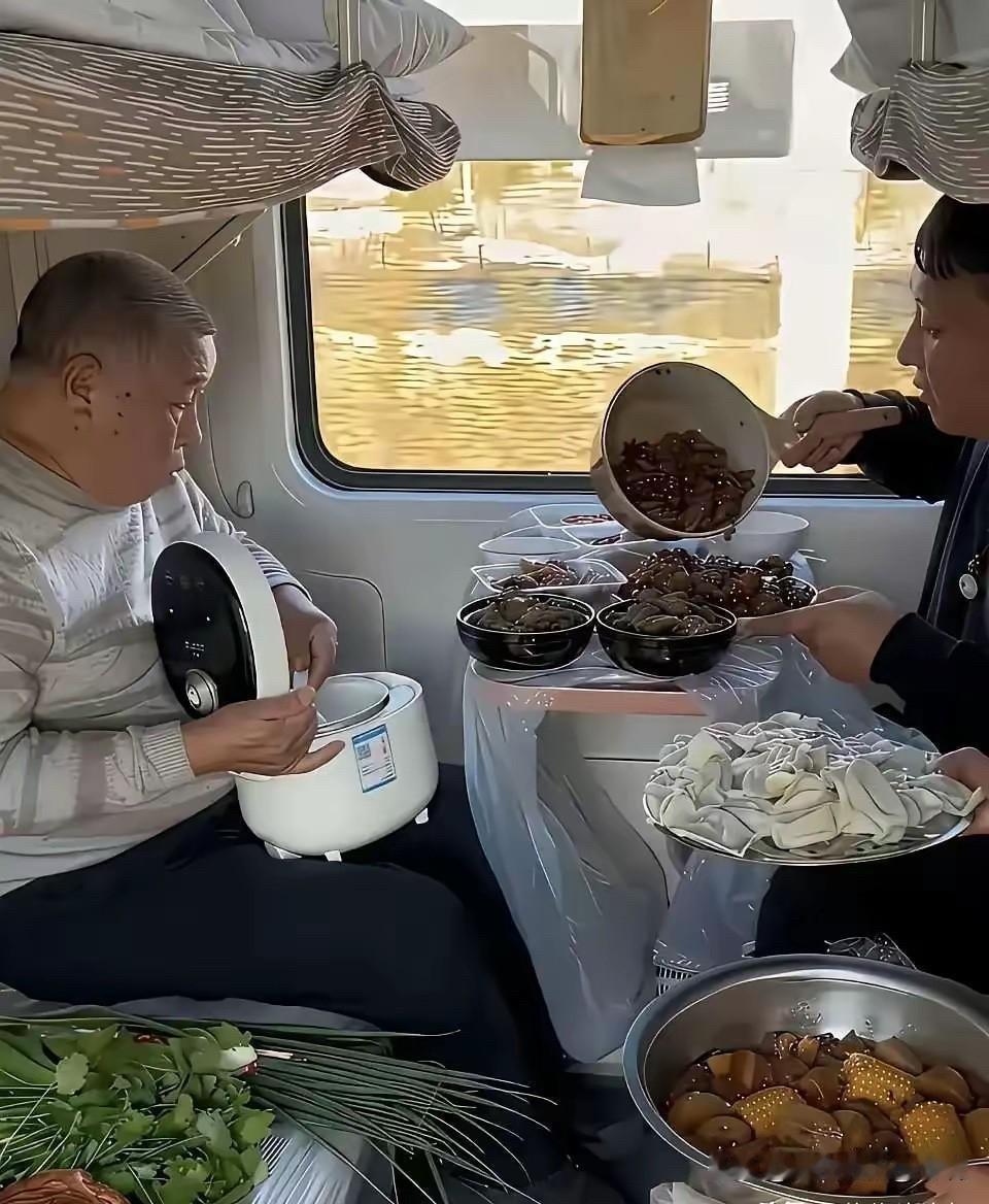 在幸福的国际列车上
老大爷全家居然煮起了火锅
这在国内理应是被禁止的
真羡慕他们