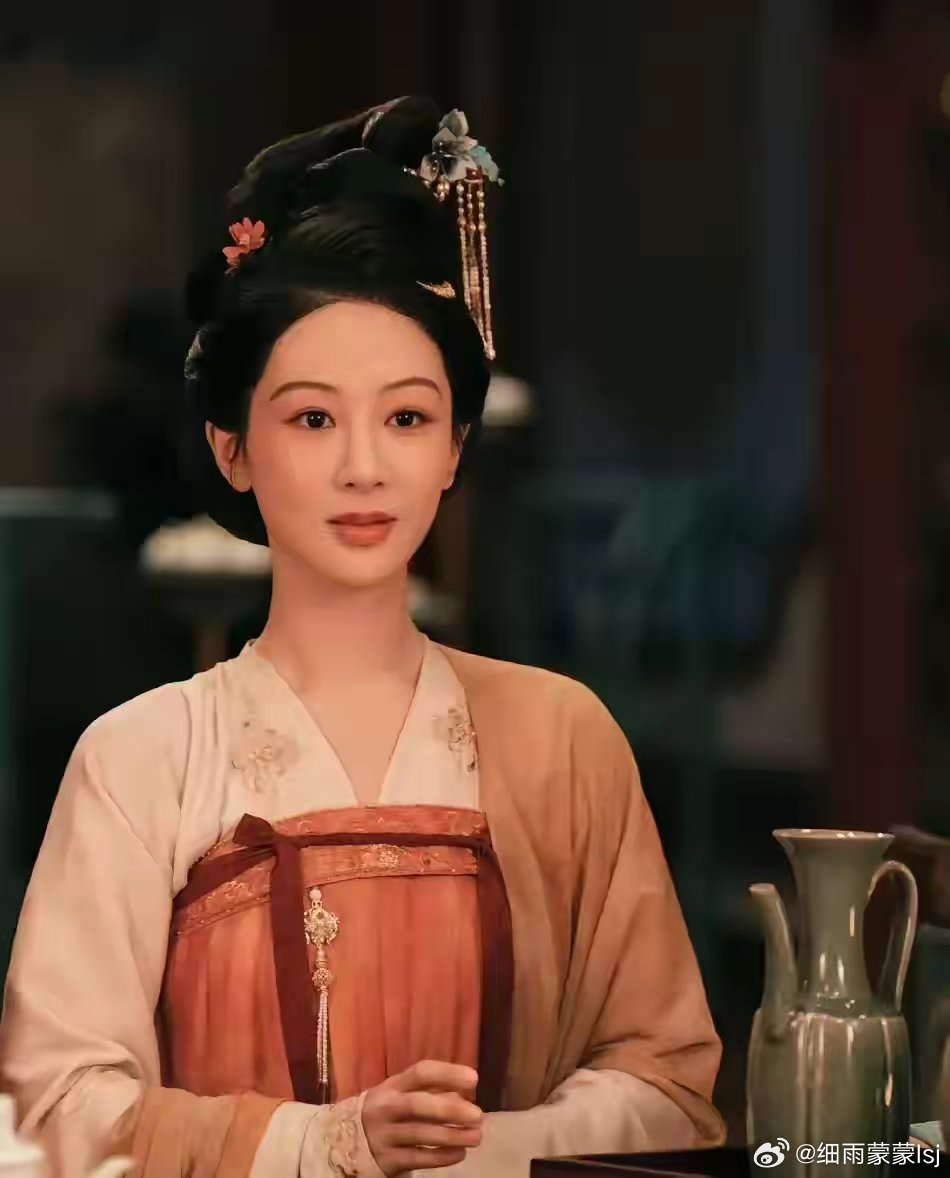 杨紫、李现的《锦绣芳华》开播了，结果有点出乎预料，比起第一部的《国色芳华》无论是