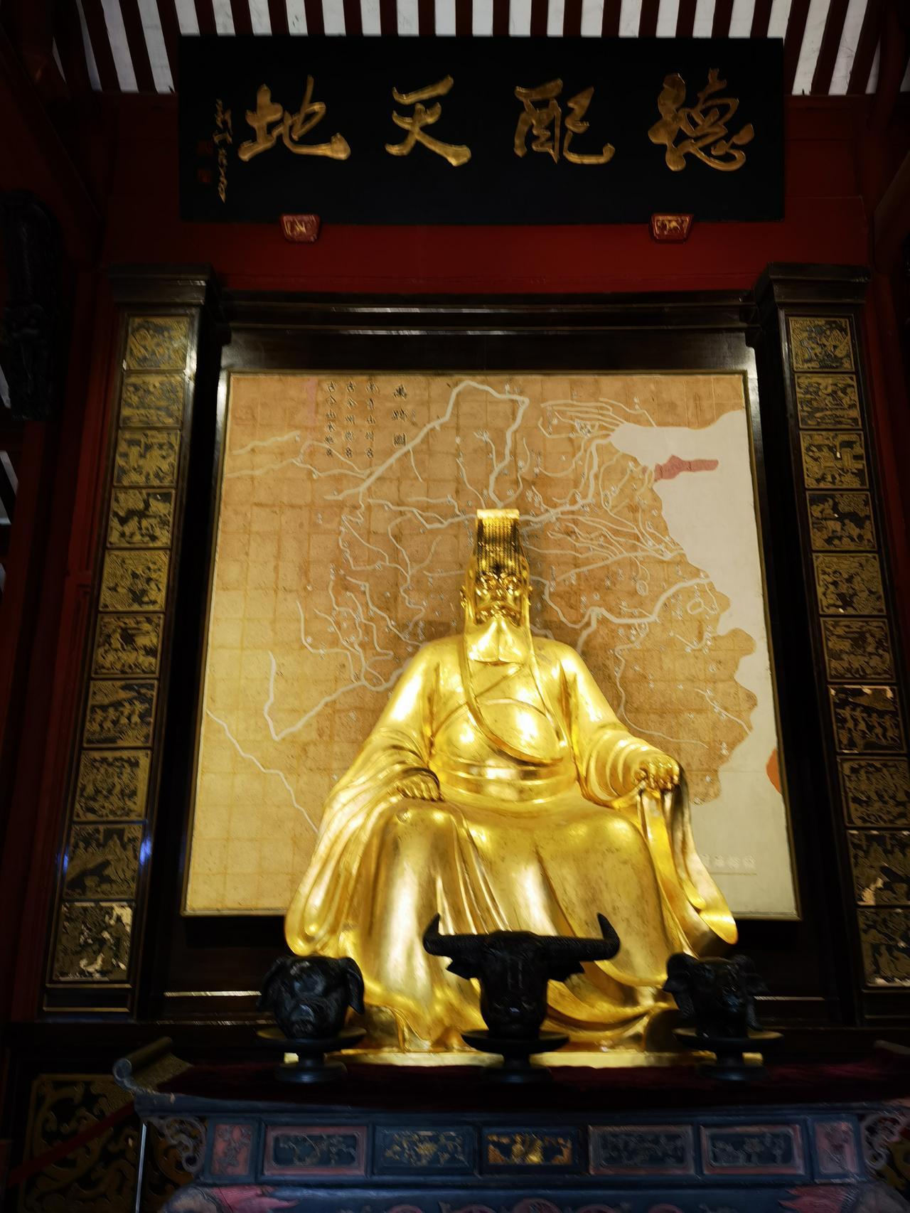 大禹的两面人设：一面是头戴斗笠，手持耒耜的治水大禹；另一面是由于人们感念他的治水