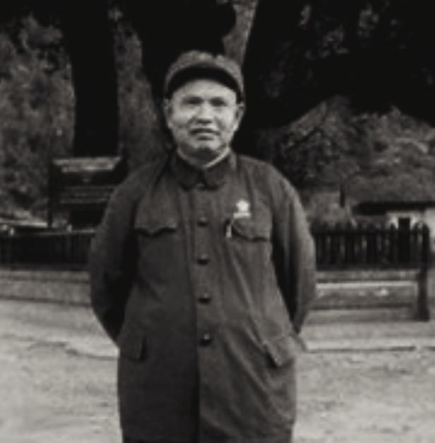 1939年，日军冲锋时，竟脱掉军装，只穿白衬衣。副团长王耀南非常疑惑，但看到战士