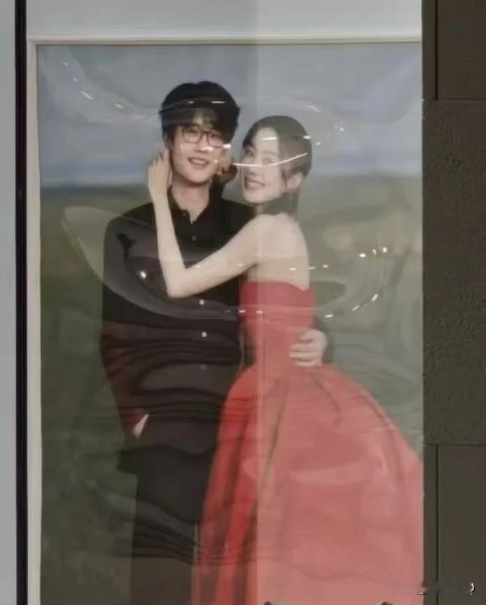许嵩和冯禧的婚纱照真的不像这个时代年轻人拍出来的，总有一种早年婚纱店的错觉，姿势