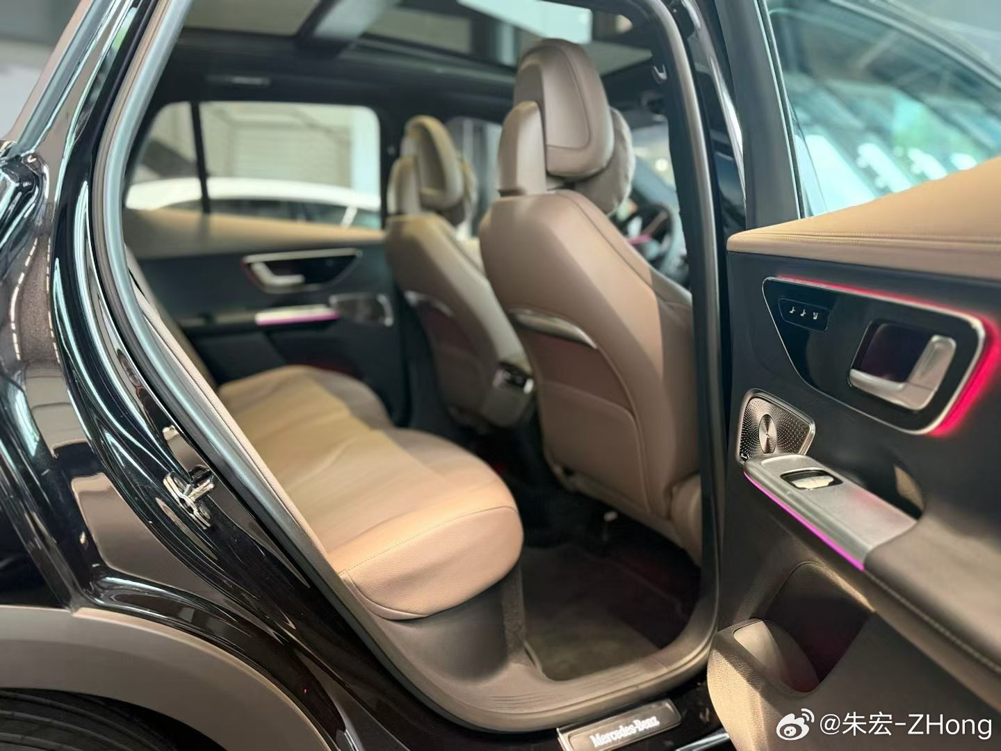 奔驰 EQE500 SUV  旗舰版  黑外棕内指导价630600选配18500