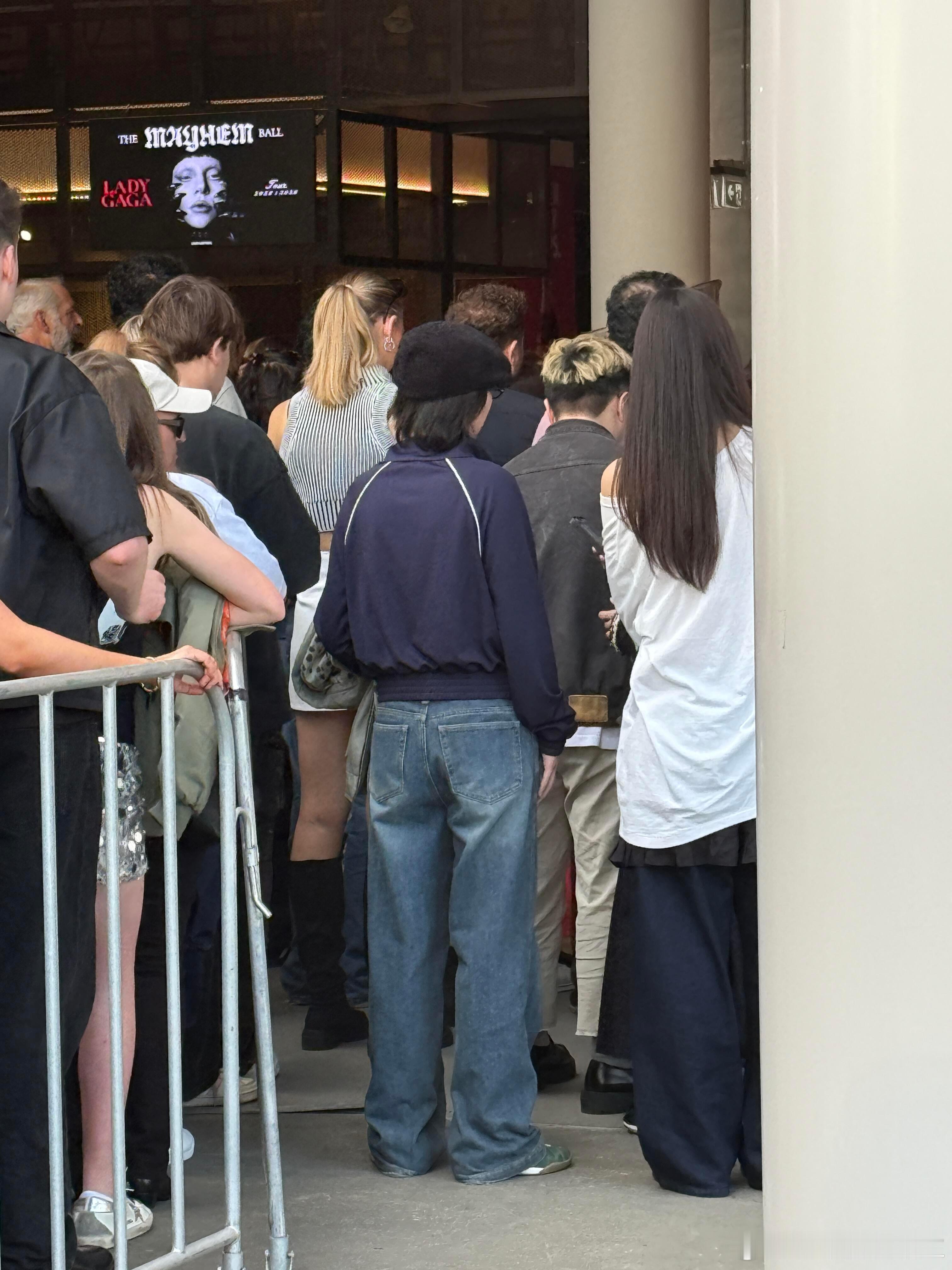 窦靖童宋妍霏一起看LadyGaga演唱会墨尔本偶遇窦靖童宋妍霏 墨尔本偶遇窦靖童