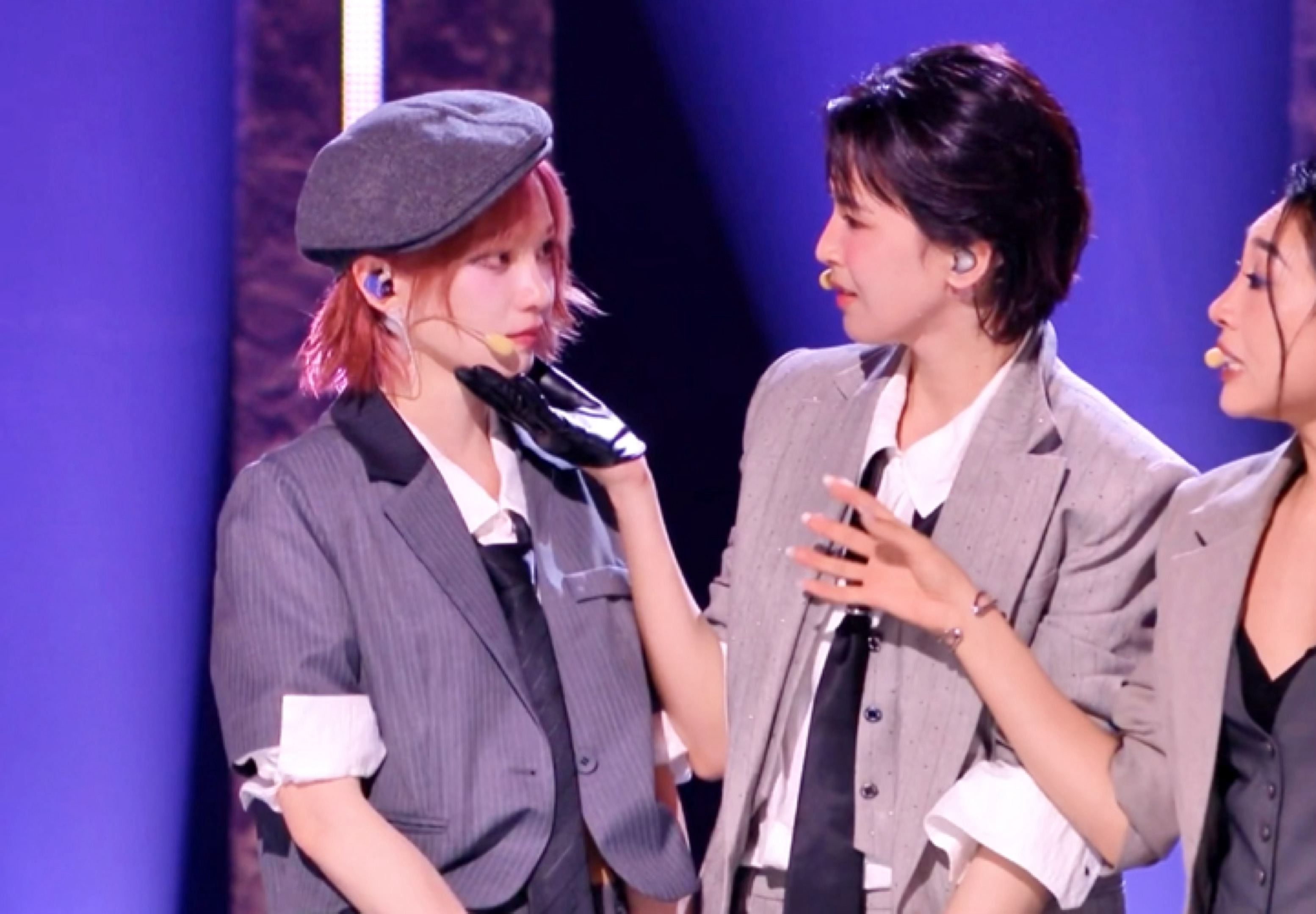 角落里曾沛慈在摸下巴安慰黄灿灿。。。。啊啊啊啊啊啊啊啊曾沛慈摸黄灿灿下巴 曾沛慈