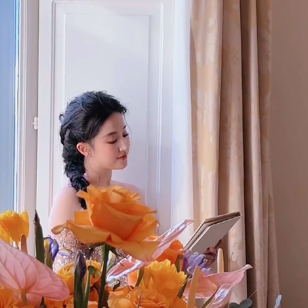 有一种小女孩的娇憨[哇][哇]💗心动到爆了💗 【Elie Saab 2025
