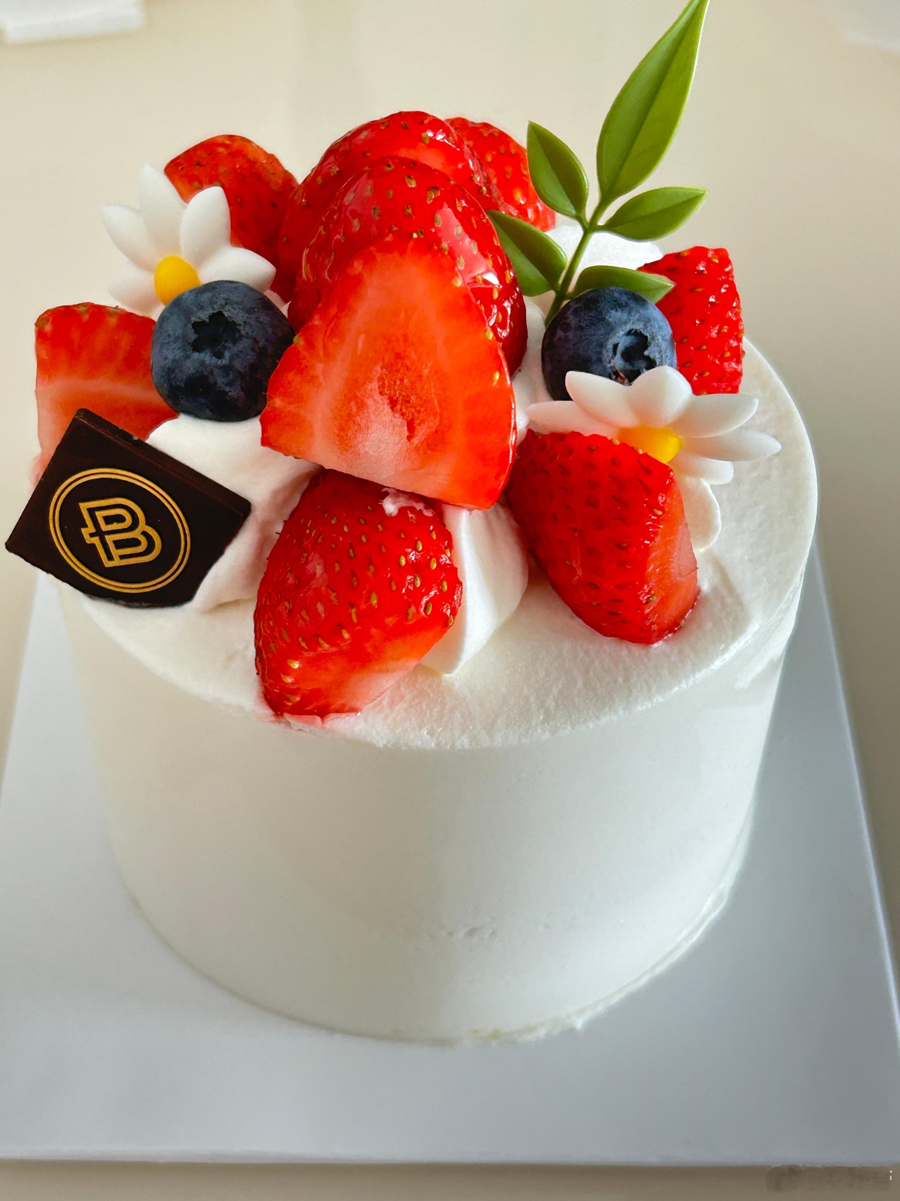 虽然不知道小宝具体的出生日期，但我知道它是7月生日，大馋丫头总算找到理由吃草莓奶
