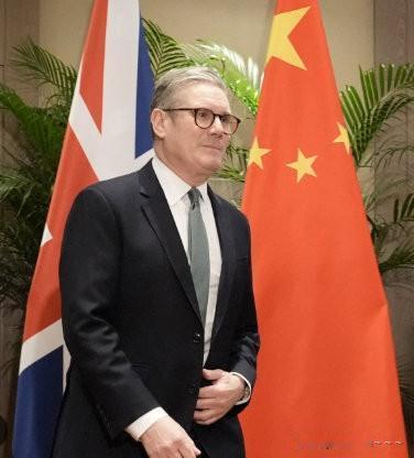 来了！[击掌]
英国在沙子里埋了8年？终于在英国首相斯塔默身上爬出来了，不，不出