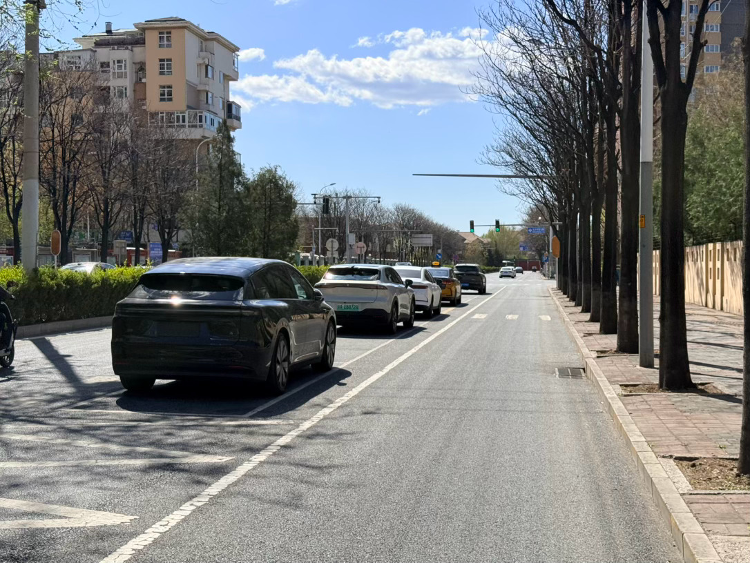 这是一种在路中间的停车位，其他地方比较少见，我经常看到有右转车在后面排队，泊入的