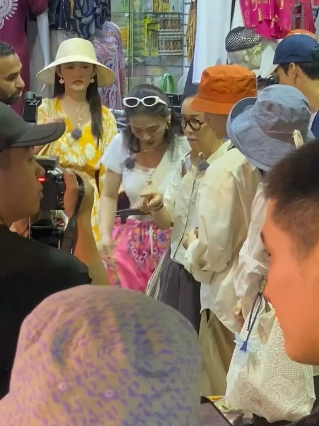 李沁花少路透，怎么这个状态，一脸苦相 ​​​