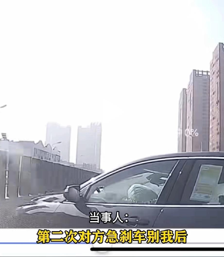 12月4日，安徽一车主从4S店提了一辆新车去上牌，从高架进入辅路后，准备变道并入