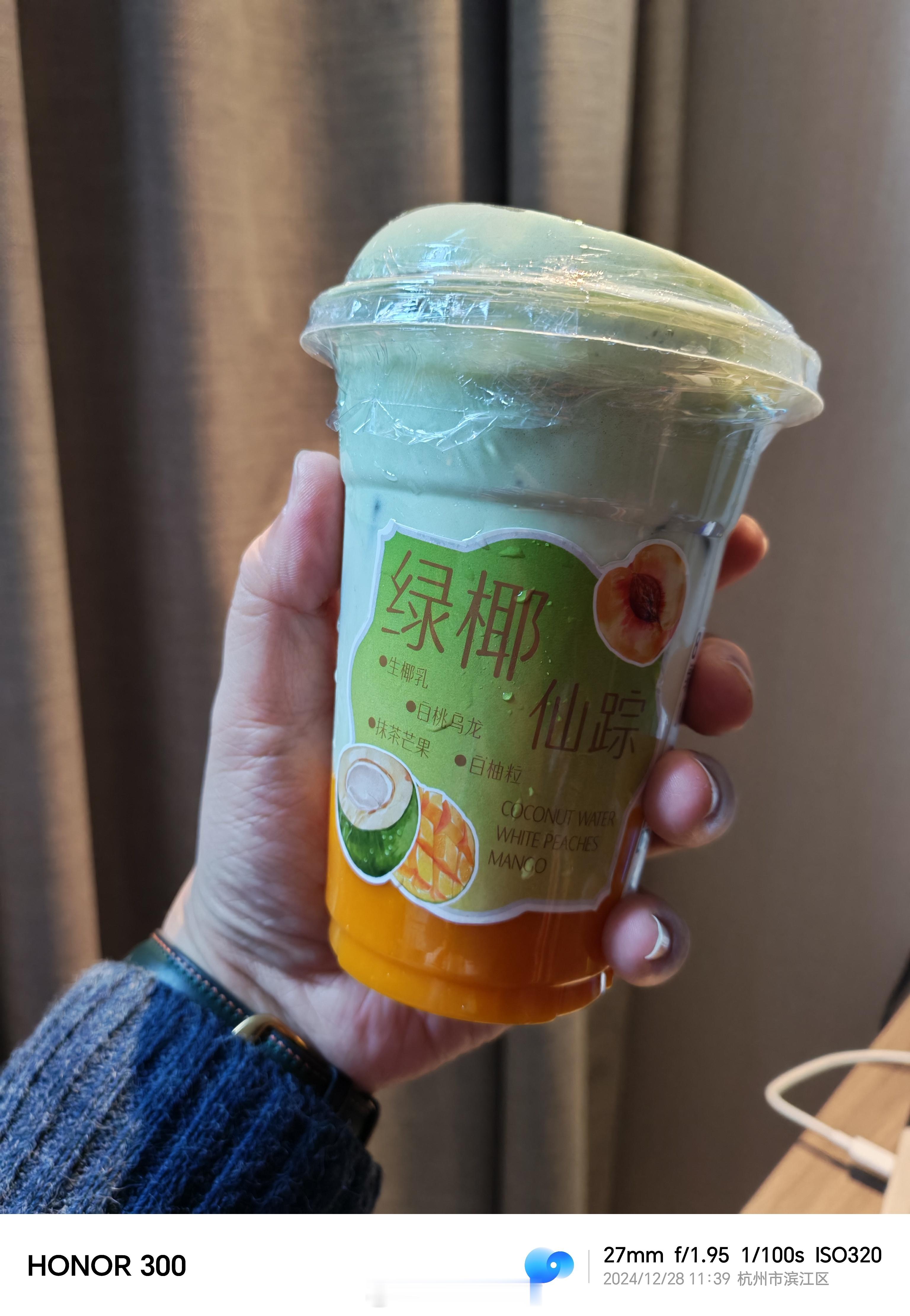 昨天晚上发现了一家宝藏奶茶店：东方栀子，我那边好像没有，是杭州的品牌？做的是鲜奶