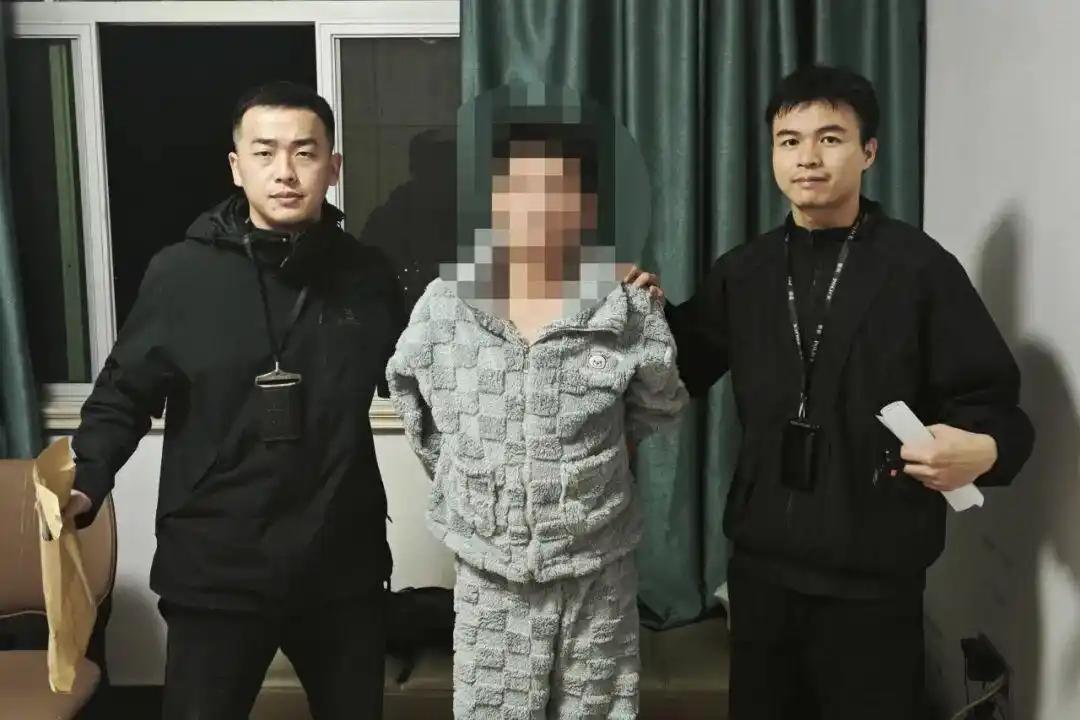 幸好没扎在脸上，不染婚都结不了。
临近婚期，民警林纪舟在执行抓捕任务时意外负伤，