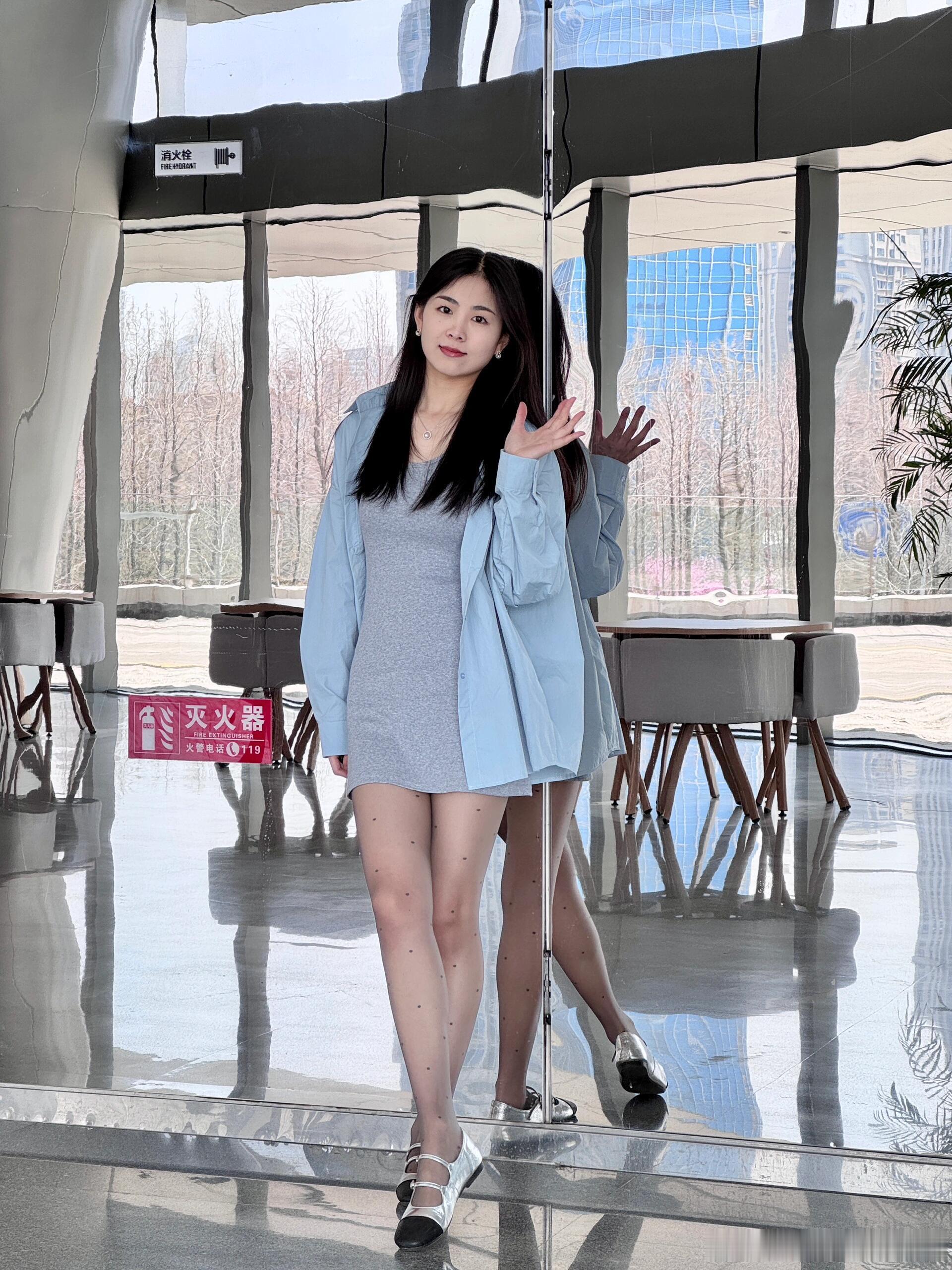 波点黑丝与银亮平底鞋，大学老师的ootd~ ​​​