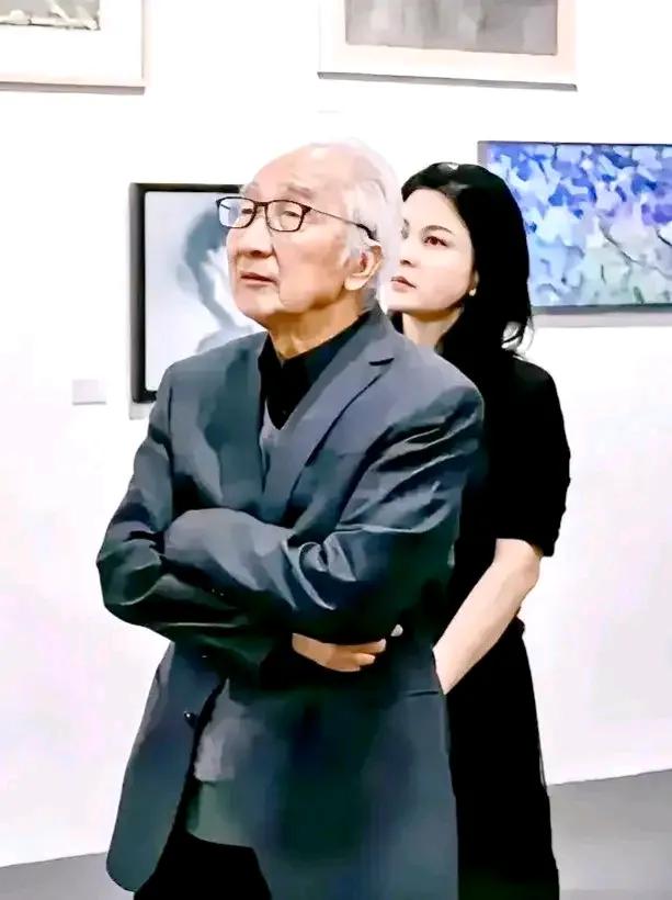 原中央美院院长勒尚谊携现任妻子祁艳参观画展。今年89岁的尚谊比现任妻子祁艳大46