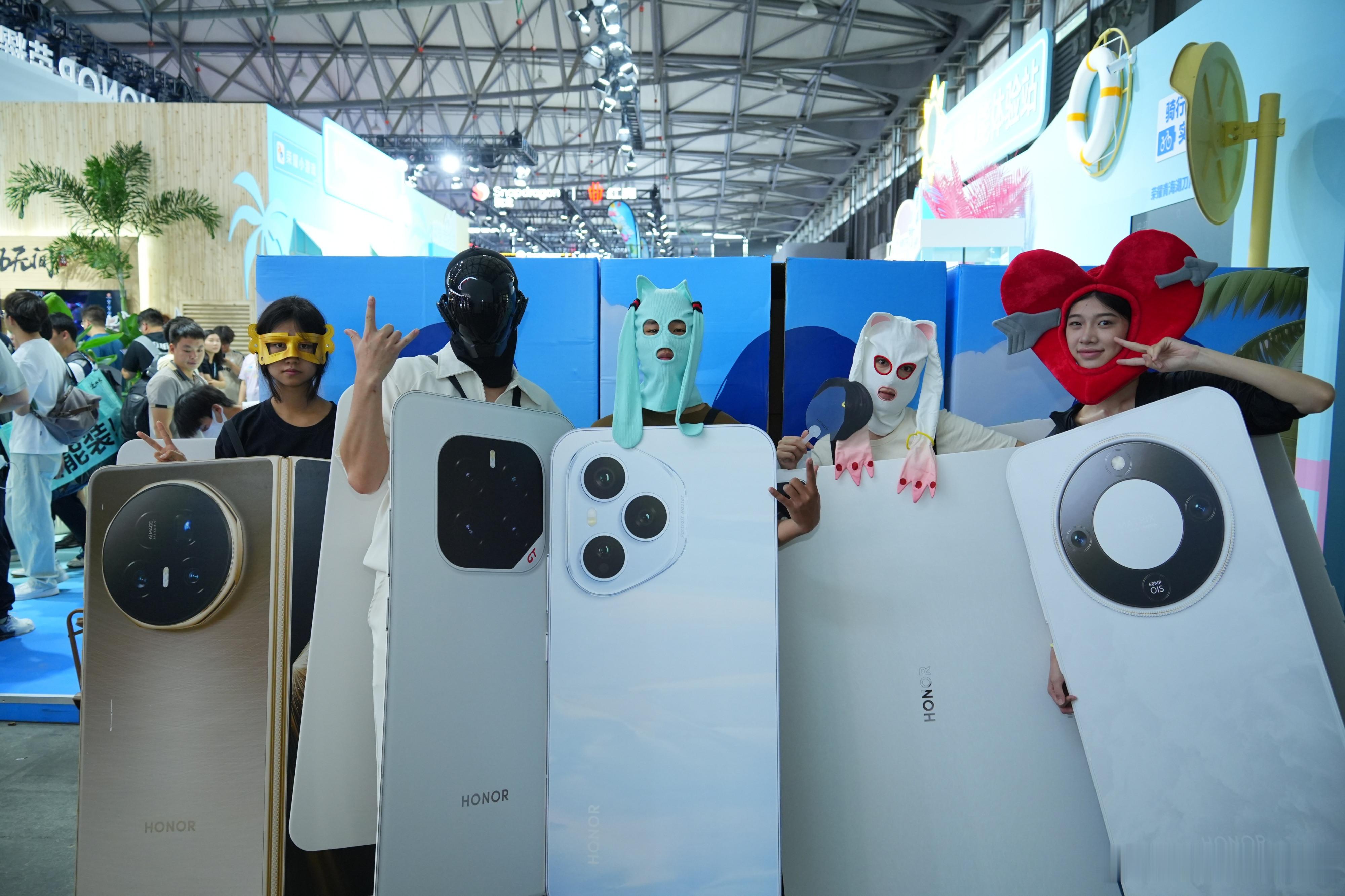 在CJ现场开荣耀盲盒开出狠角色哈哈哈，太搞了，在ChinaJoy展台现场，一位小