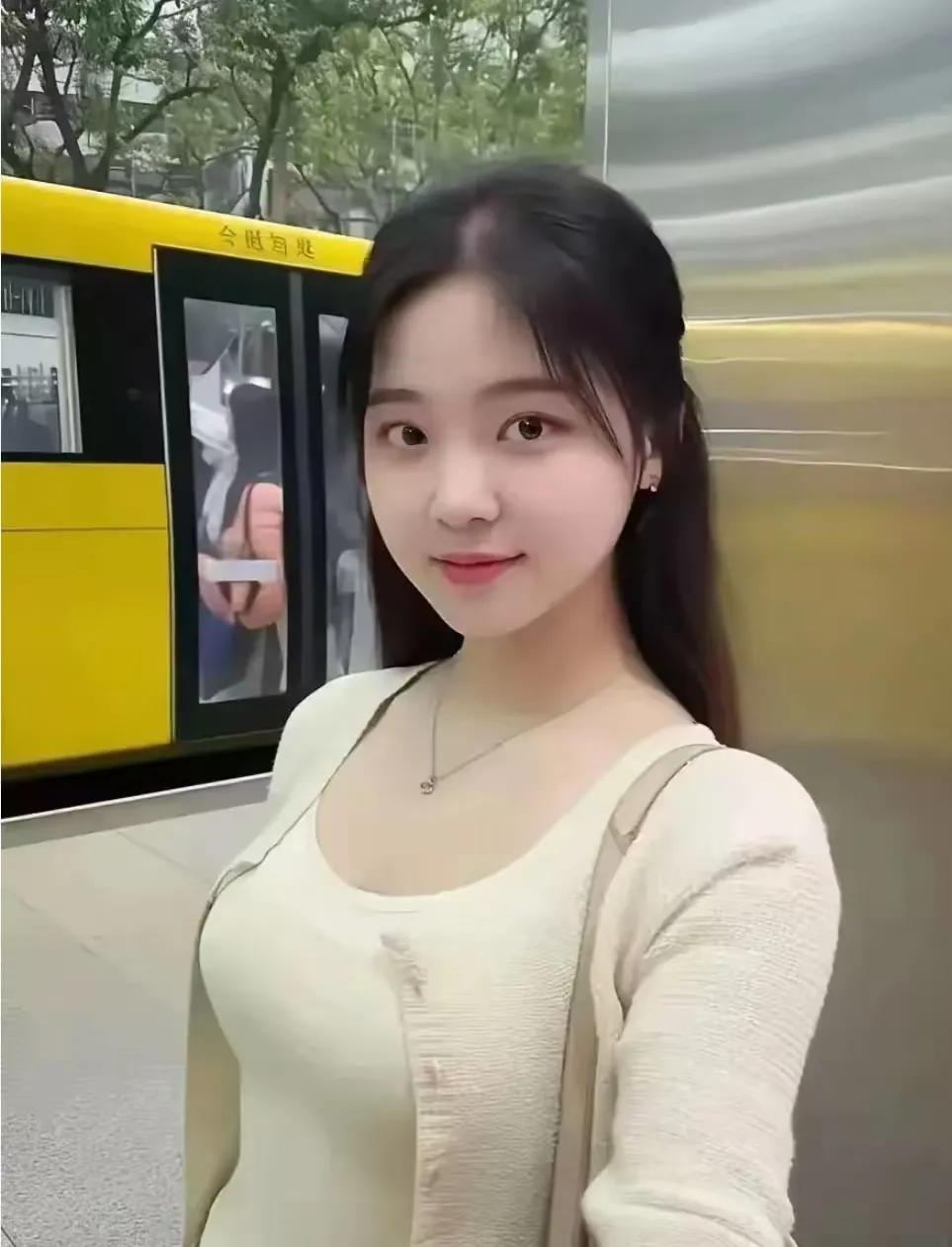 麦子熟了，金黄的波浪在阳光下泛着温暖的光。小梅，这个农村的女孩，每天都在麦田里忙