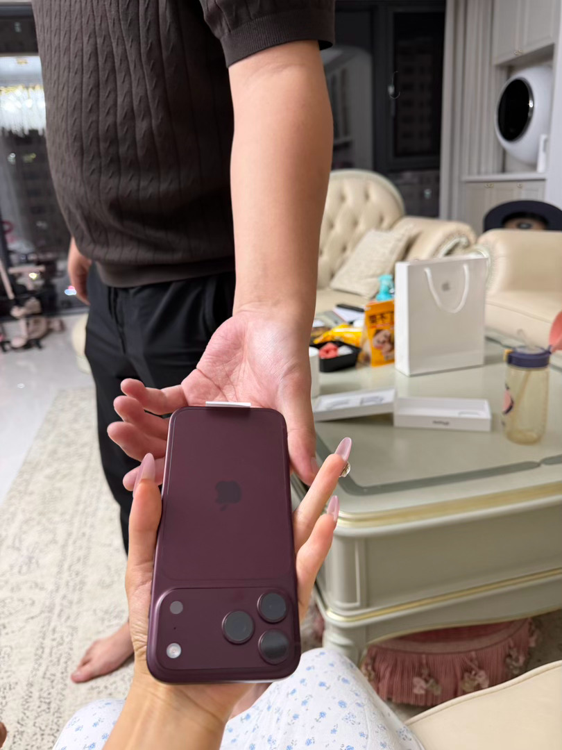 老胖：给你个惊喜 提示紫色的我：紫翡翠？？？哈哈哈哈哈……虽然但是对我来说手机都