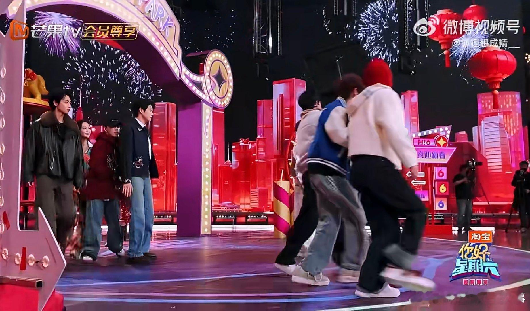 短短30秒丁程鑫做了好多事你好星期六被丁程鑫狠狠治愈！30秒里全是温柔和可爱 