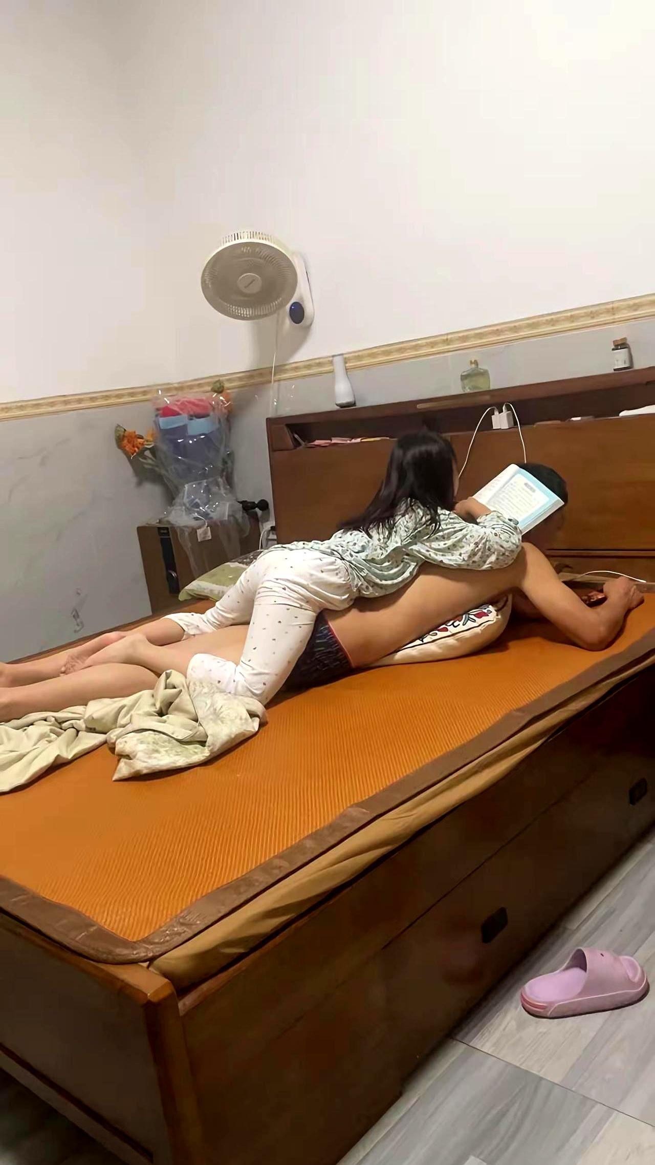 你们家有个小棉袄，是不是也跟我家这一样，平时看着乖得不行，一转身就去跟爸爸贴贴撒