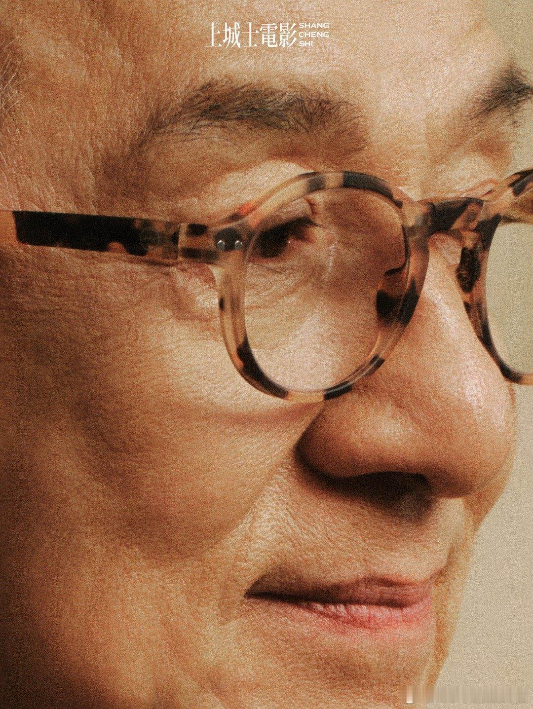 你是成龙那他是谁当“功夫之王”的标签逐渐淡去，我们看到了一个更真实的成龙。暴雨中