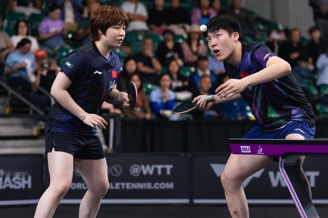 WTT美国大满贯赛混双1/4决赛，国乒新组合温瑞博/蒯曼以11-8、11-2、8