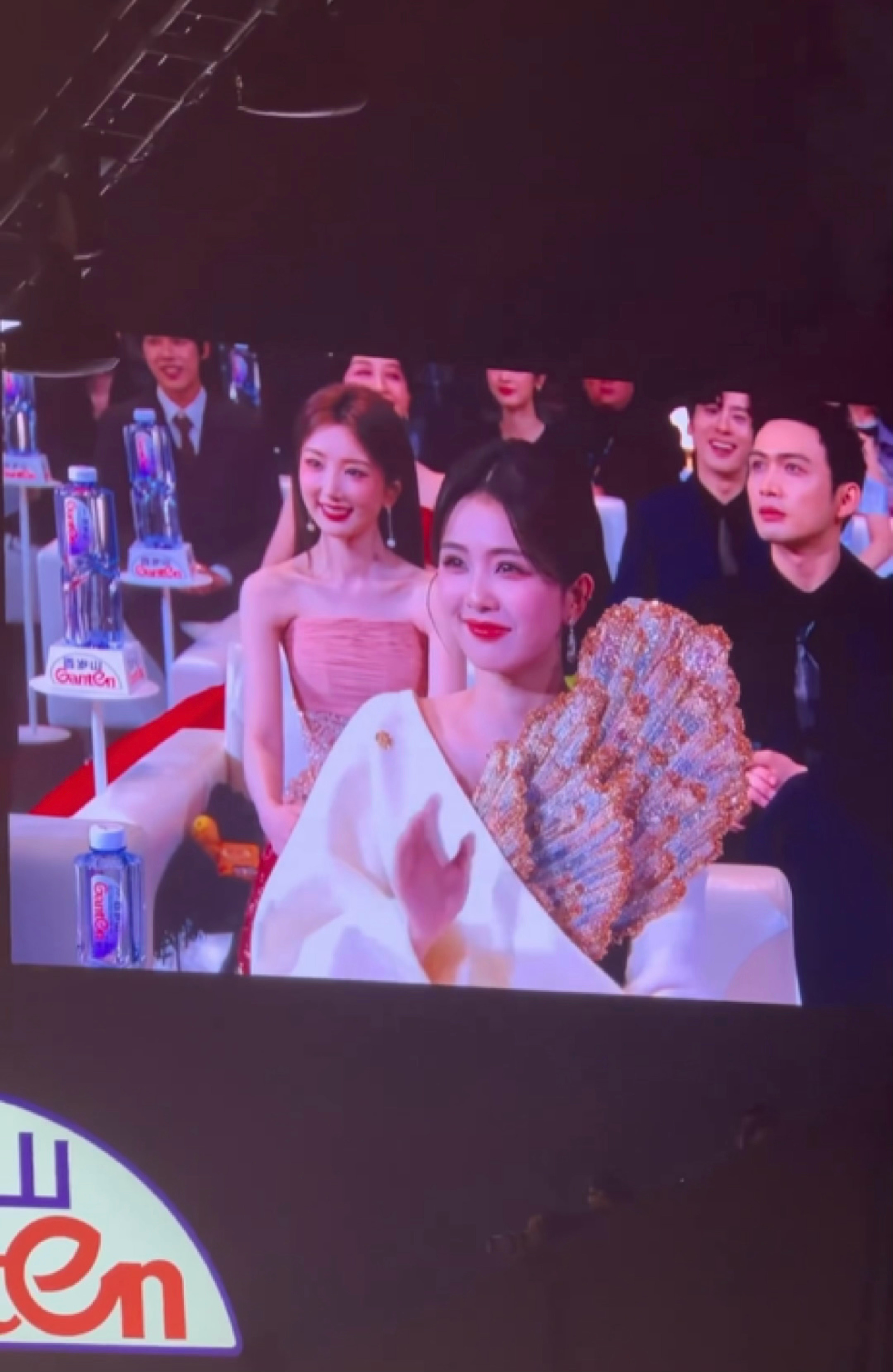 电视剧品质盛典白鹿内场大屏生图 白鹿别把白敬亭扇感冒了 白鹿第三种吻痕