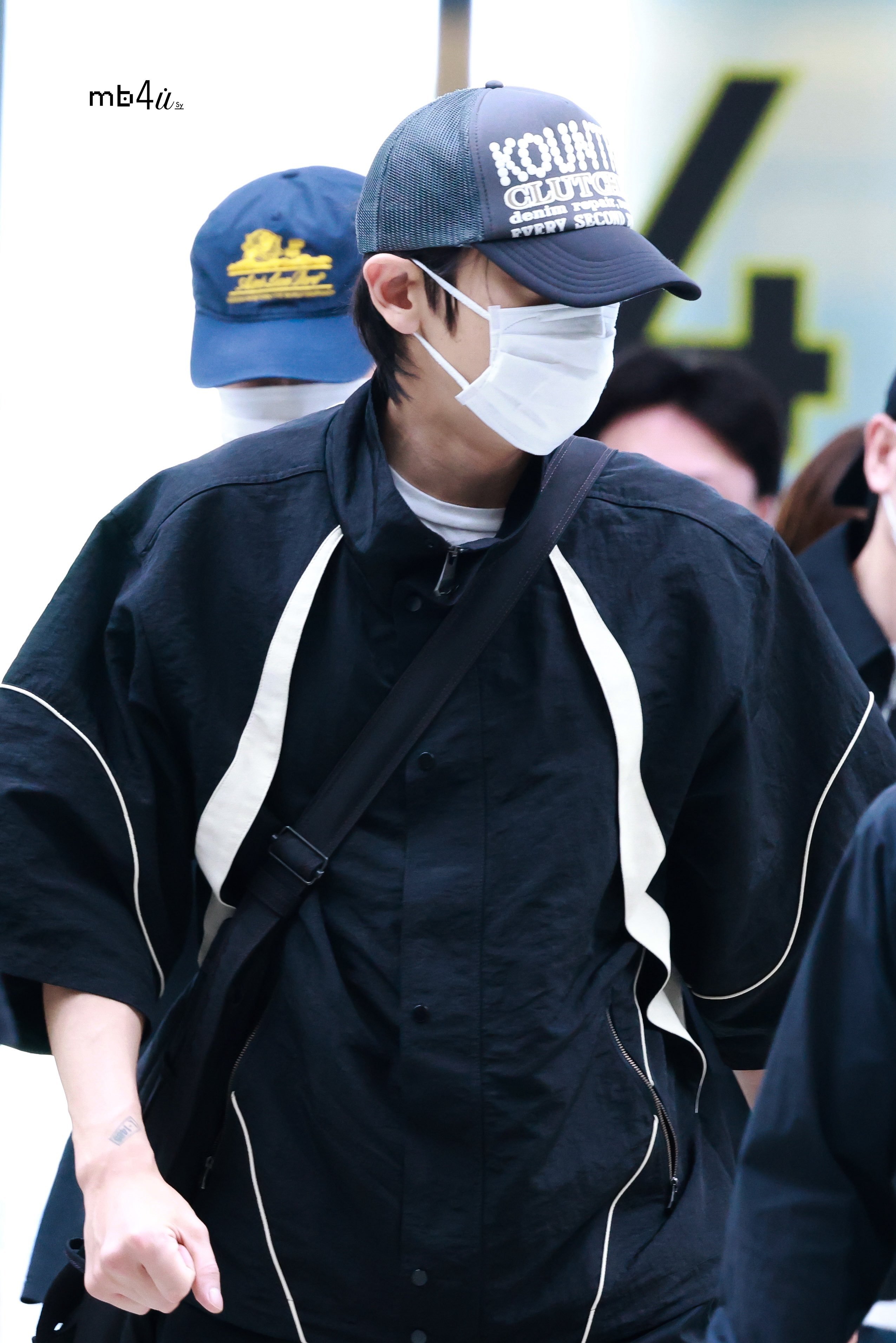 朴灿烈 🍒朴灿烈唯一官方门面灿烈辛苦啦✈️ 接着又两场巡演🫳🏻