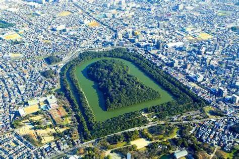 日本大阪府堺市，有座从空中看像一把巨大钥匙的古坟。它全长486米，单论封土堆，比