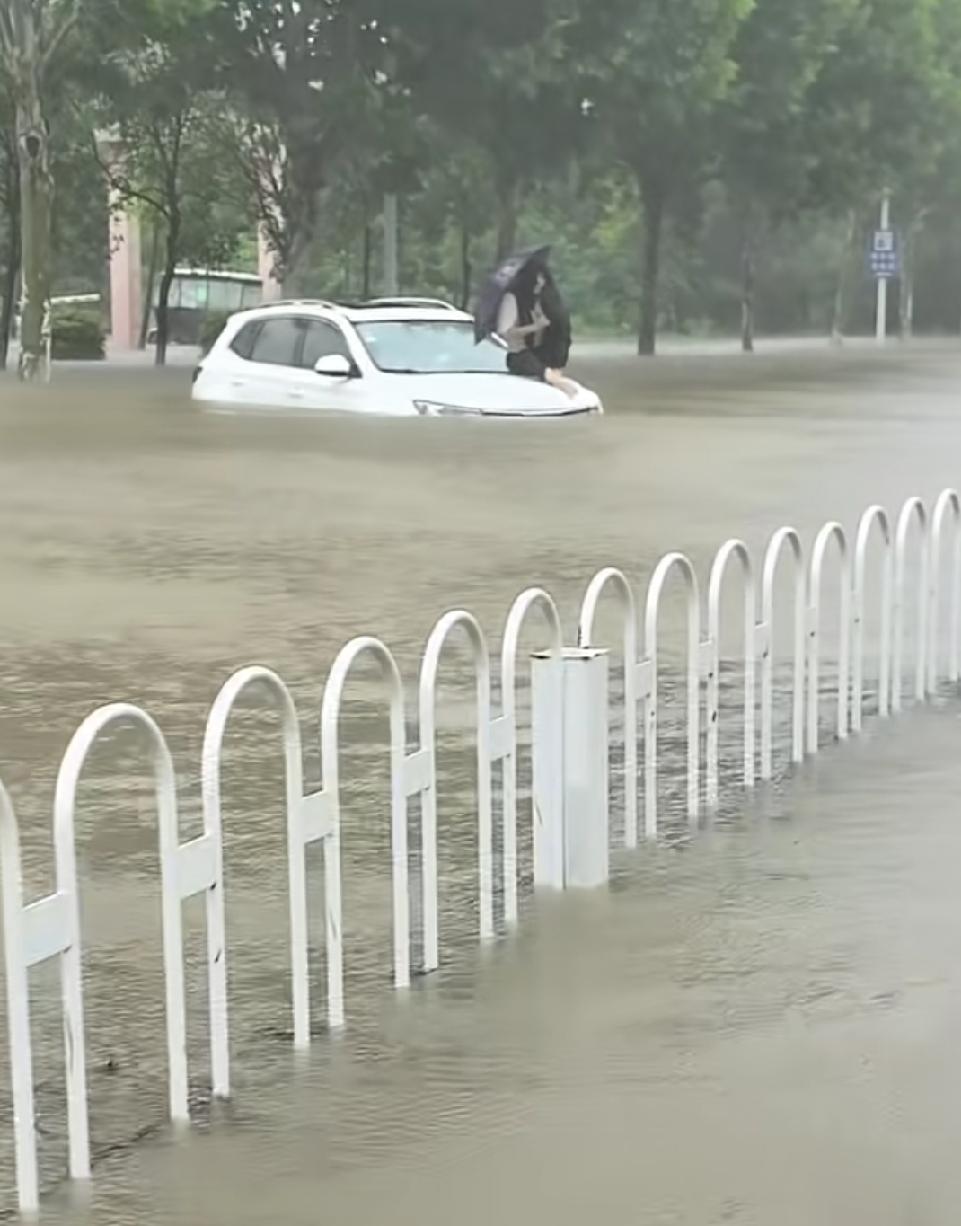 2026年8月12日，受台风“白海豚”影响，河南多地暴雨成灾。许昌更是夸张，直接