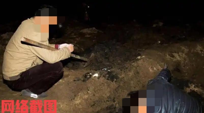 徐州古玩城五年前因疑似发现有刚出土的文物出现，这对古玩城来说这背后有玄机。

这