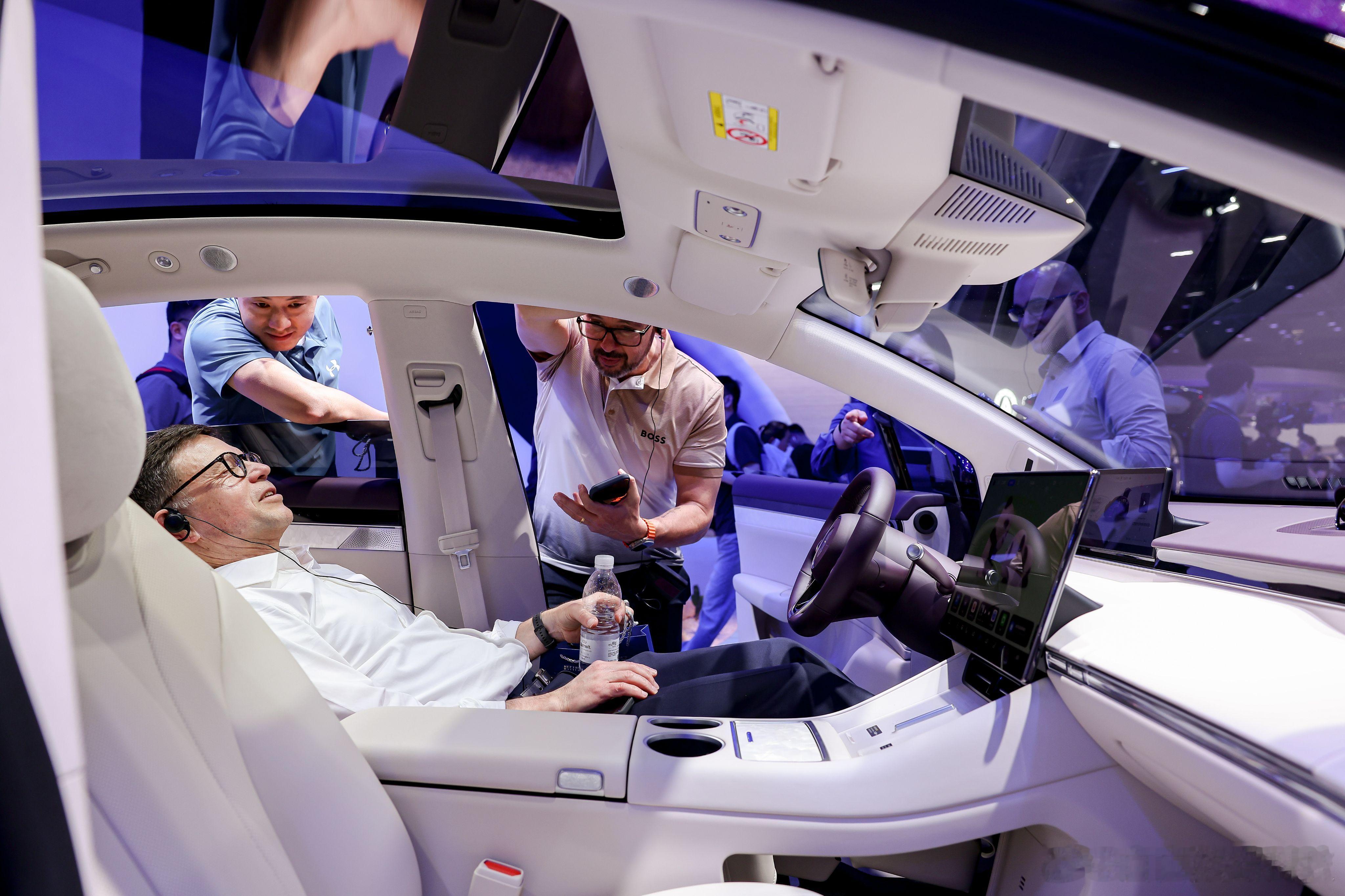 尹同跃透露智界R7正在筹备出海 北京车展直播期间，尹同跃透露智界R7正在筹备出海