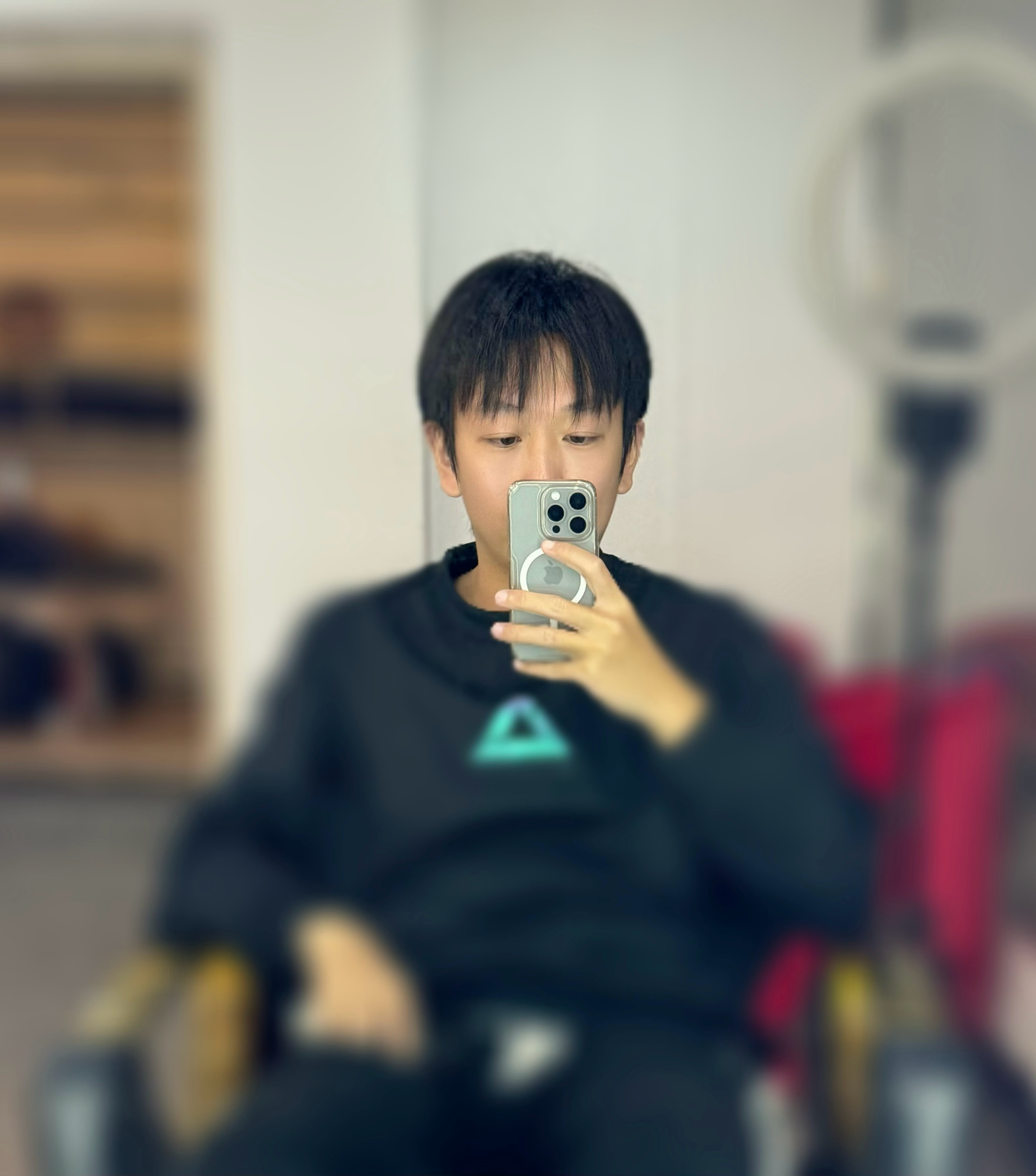 今晚来剪个头发已经三个多月没剪了，太长了，被我妈催好几次了，主要也是不好打理，不