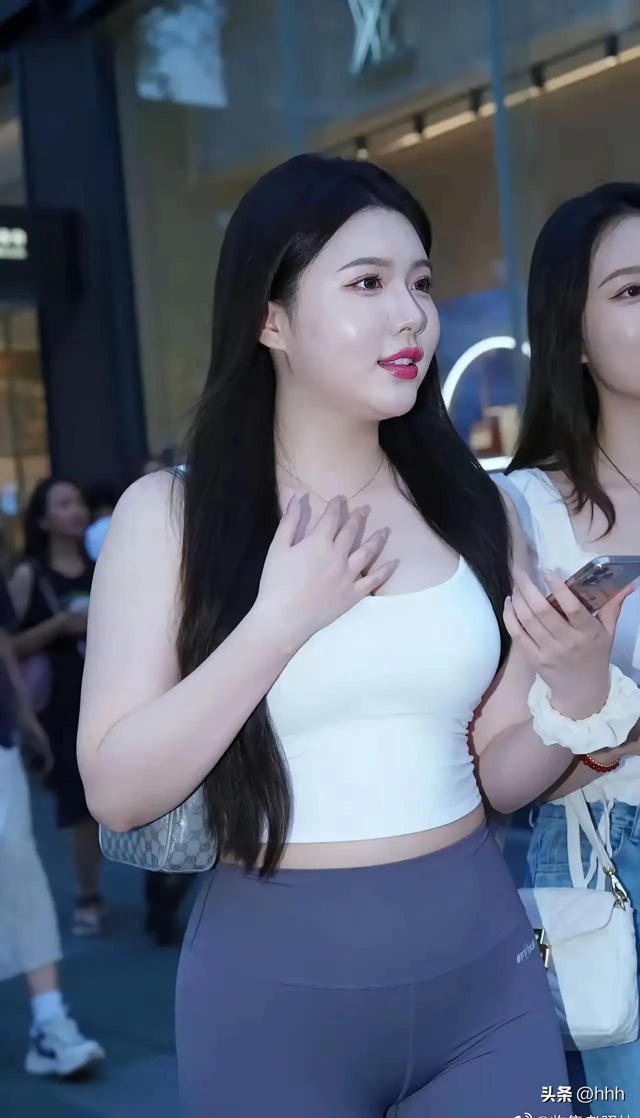 打卡拍照，是多么有意义的事，每到一处，拍个照留下美好的纪念，使人放松心情。人生无