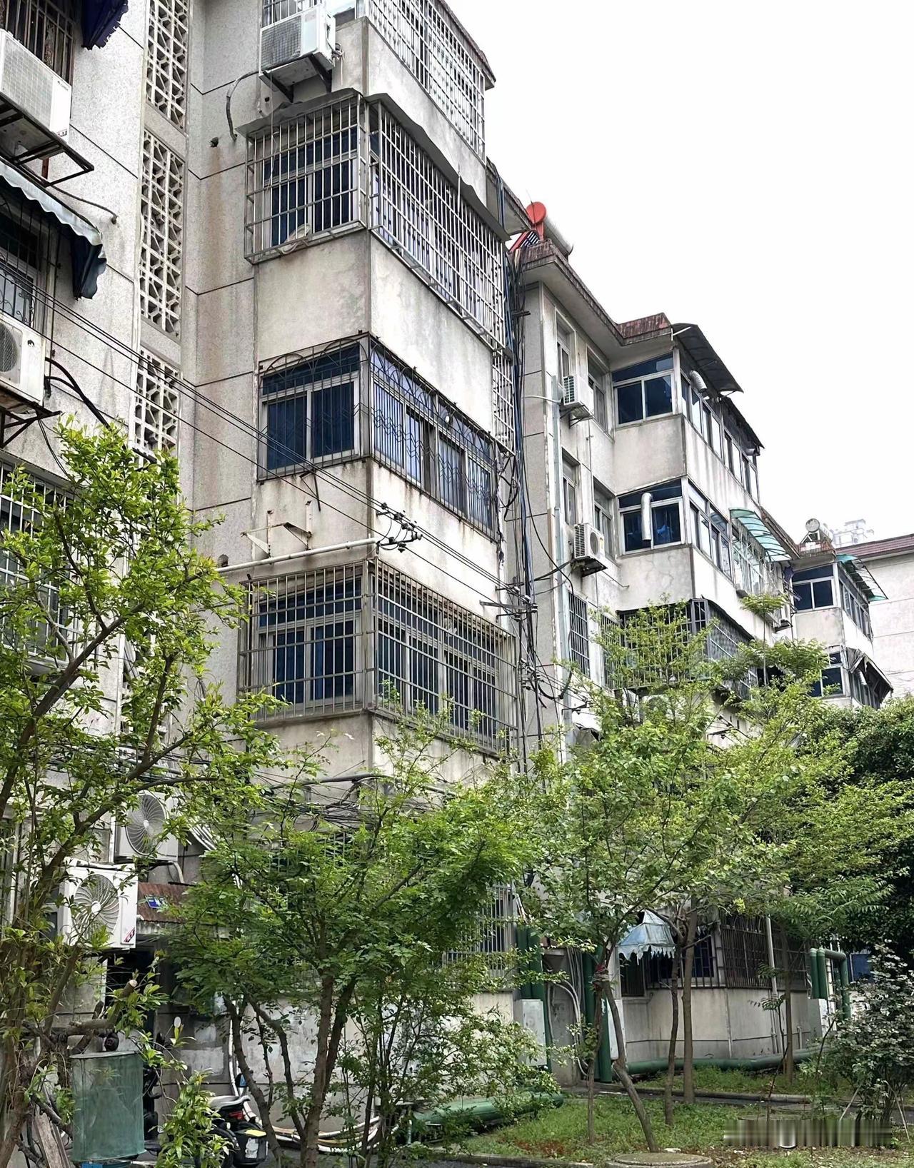 终于是把房子卖出去了，26万，昨天上午去把所有的手续过完了。

这套房子买了10