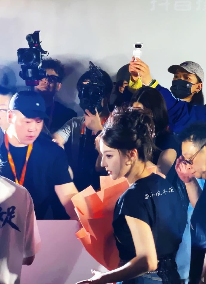 天塌下来有迪丽热巴的鼻子顶着迪丽热巴随手抓拍 天塌下来有迪丽热巴的鼻子顶着，好可