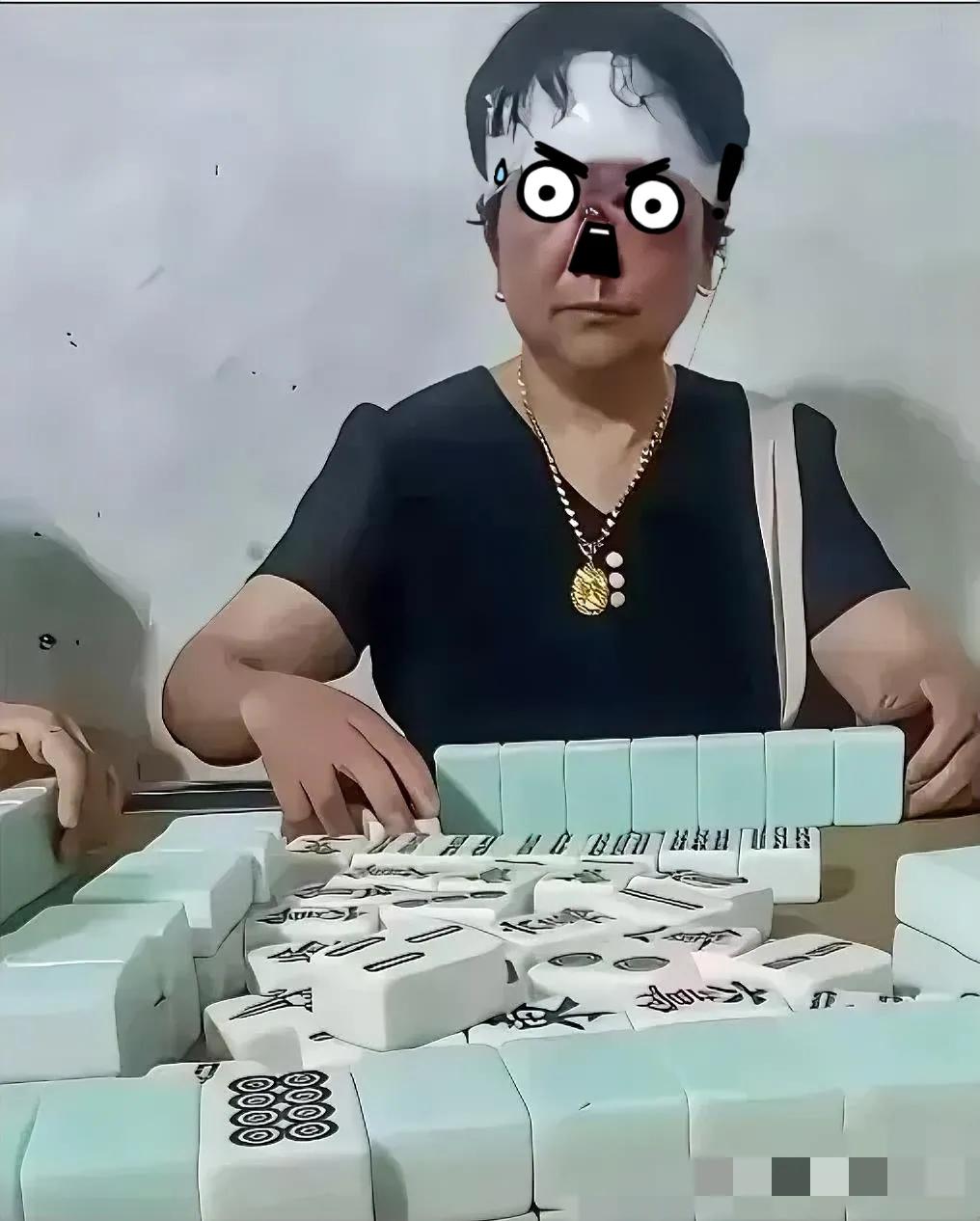 陕西，有一名女子晚上到麻将馆找丈夫，看到她的丈夫正在麻将室打麻将，竟看到惊人一幕