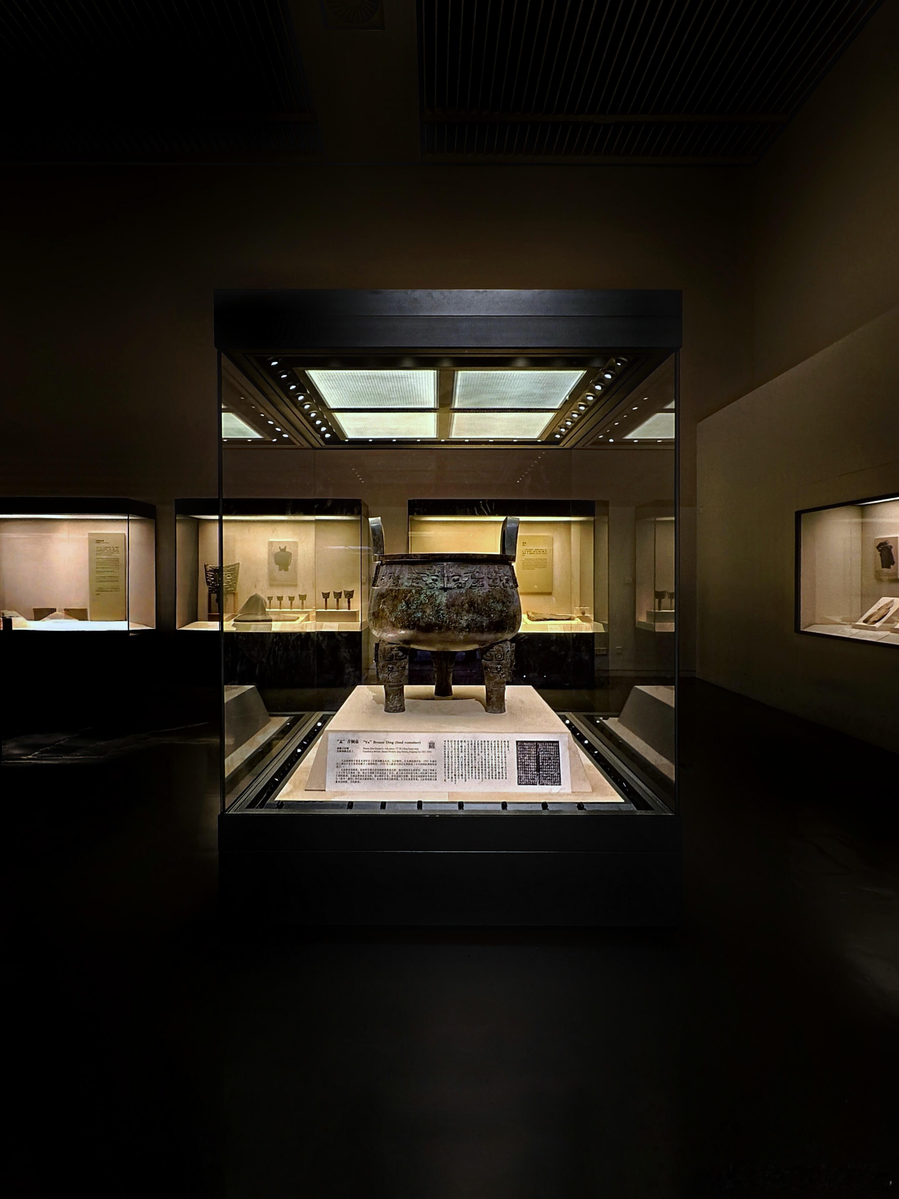 从只能在那小屋里画画，到作品进国家级博物馆，这跨度简直就是现实版“爽文”。初中辍