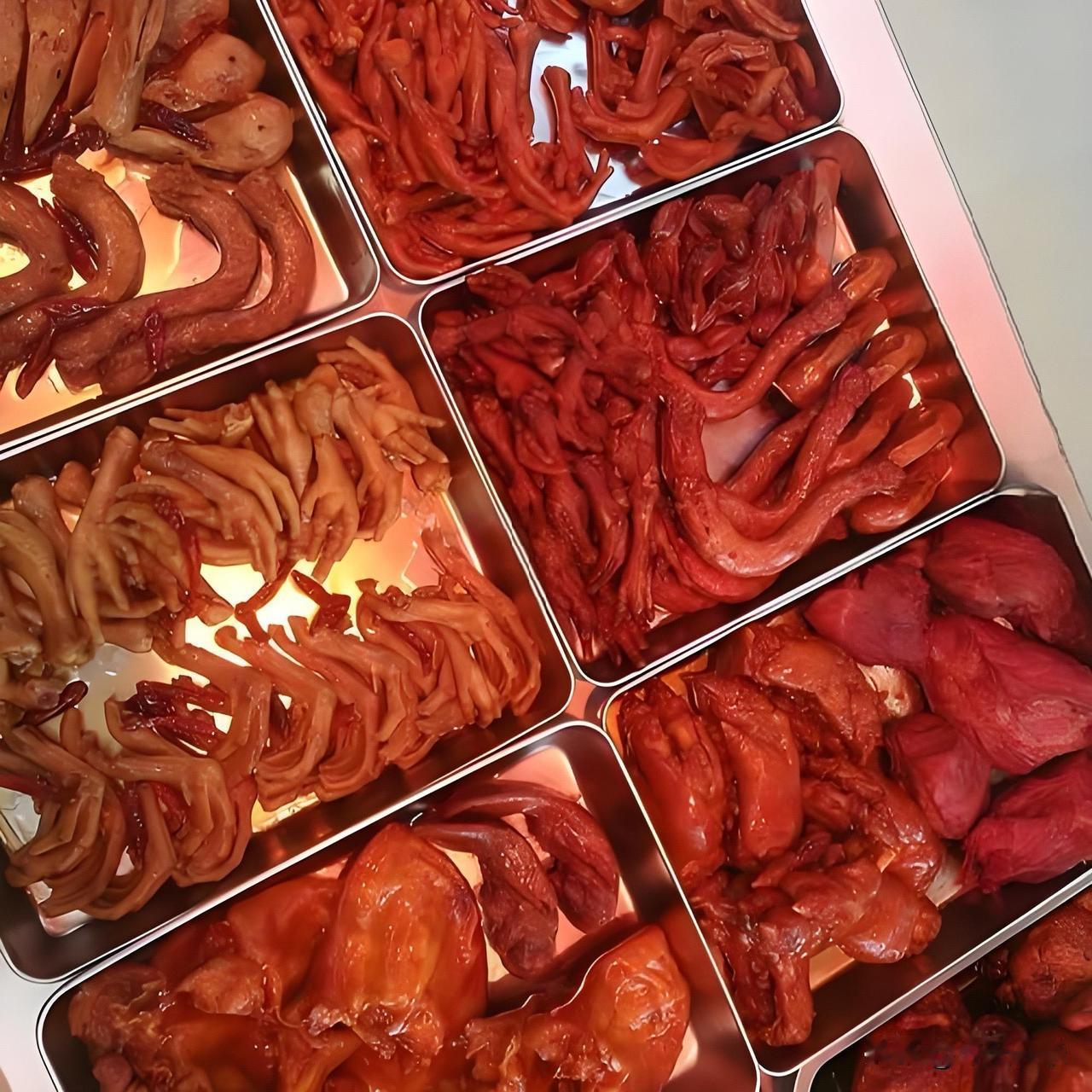 路边店的散装卤味，别拿来当下酒菜。
卤好的猪头肉、鸡爪红得扎眼，那颜色大多是用红