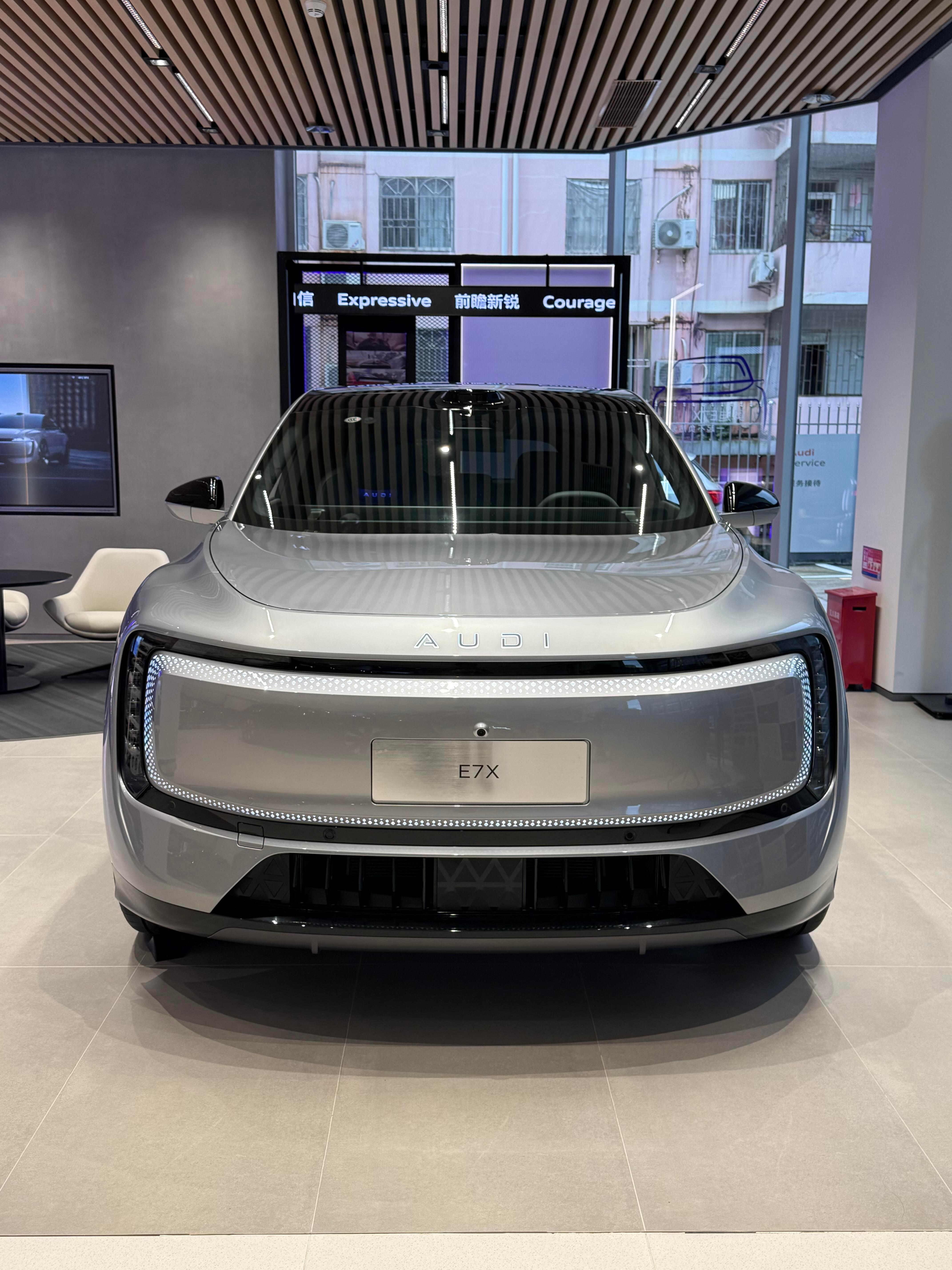 900V中大型纯电SUV，109度电最高751公里，10分钟补429公里，全系1