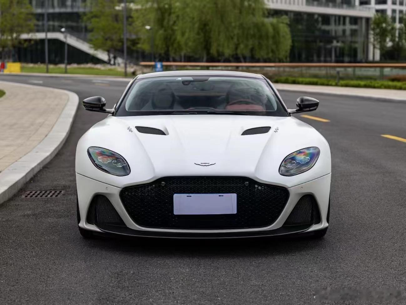 阿斯顿马丁DBS 7000公里，升级CarPlay 碳纤维反光镜，四条ps4s，