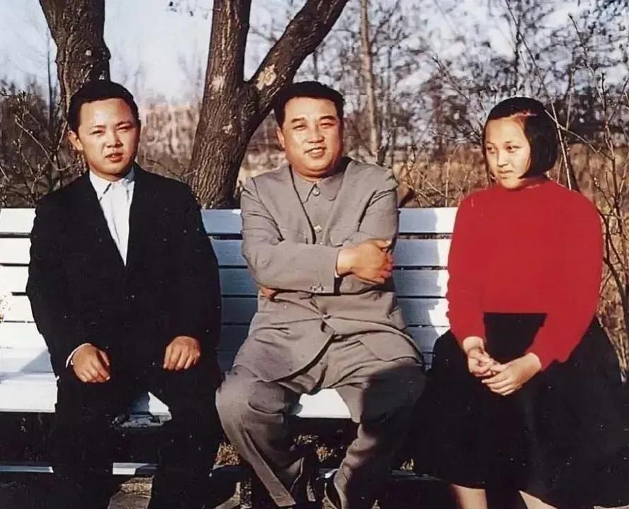 60年代，金日成和两个孩子金敬姬，金正日的合影！
 
#老照片#
