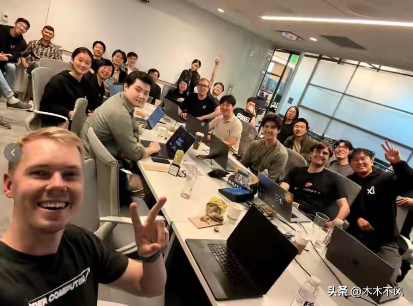 马斯克的下坡路开始了啊！
最近马斯克的团队换成了印度人了，之前拍照都是华人面孔，