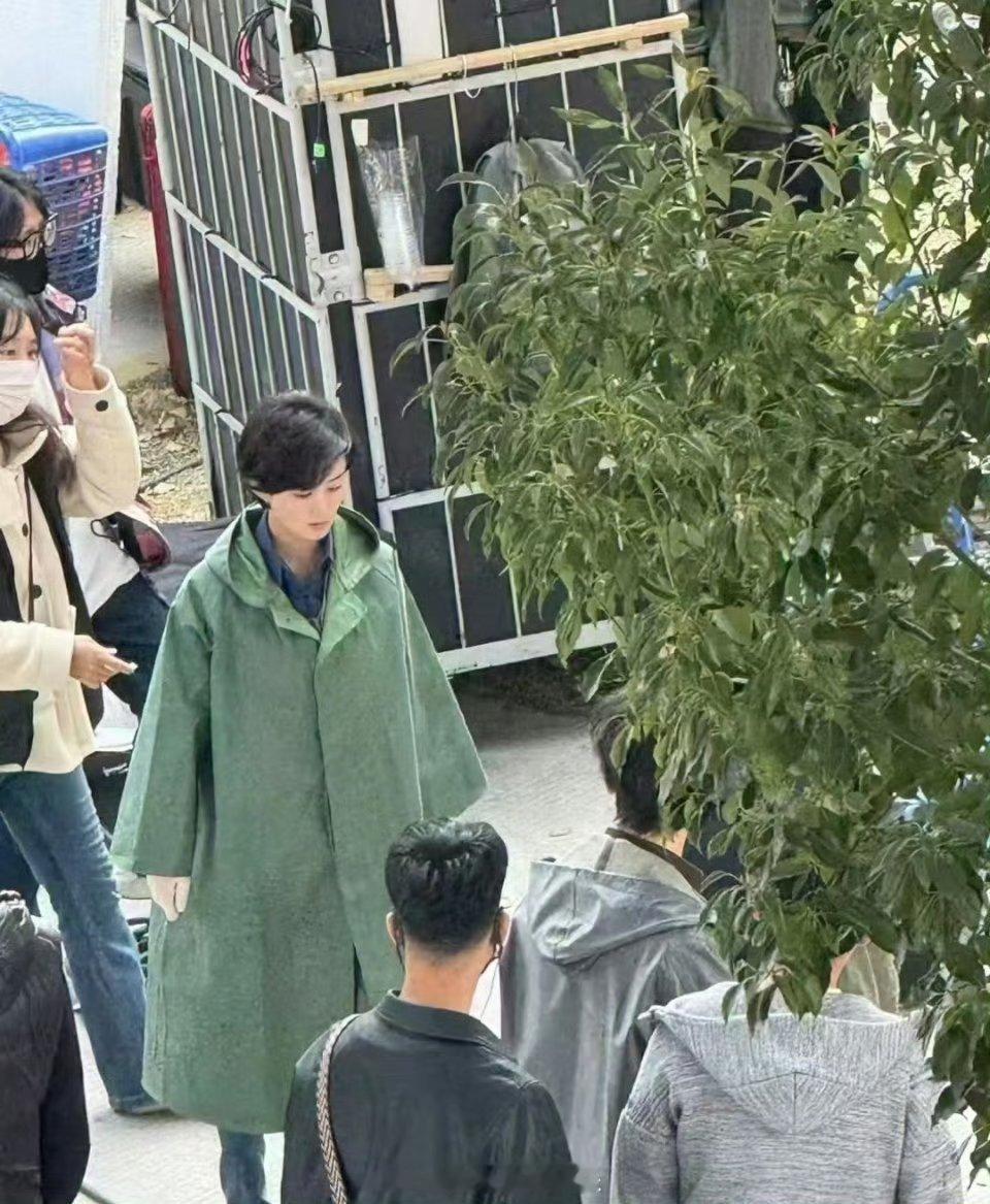 赵丽颖医院拍戏被偶遇  赵丽颖雨衣路透 有网友在自己工作的医院偶遇拍戏，网友称：