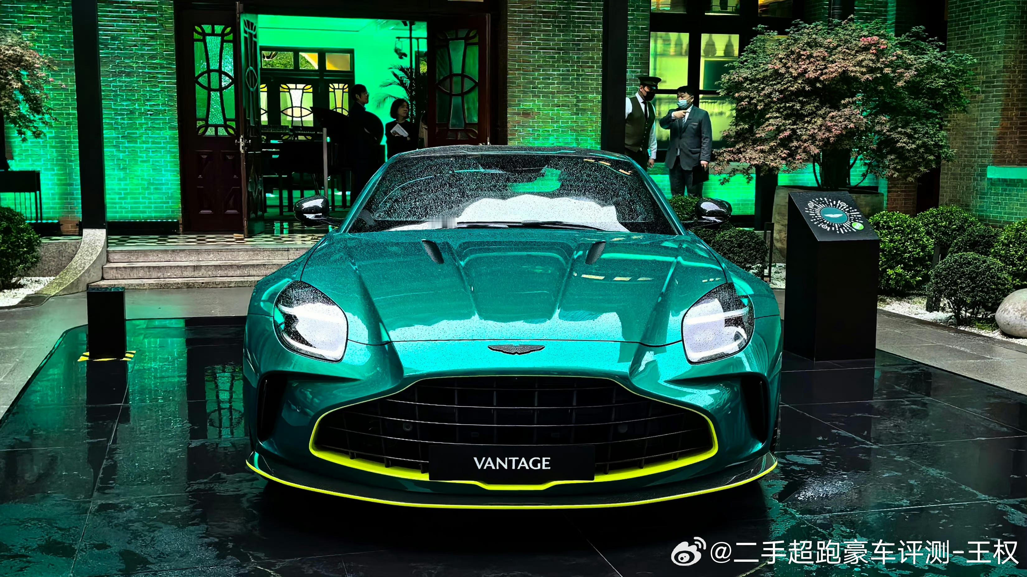 新马丁Vantage 无论外形 内饰的提升都很棒。但是223.8万的起售价实属意