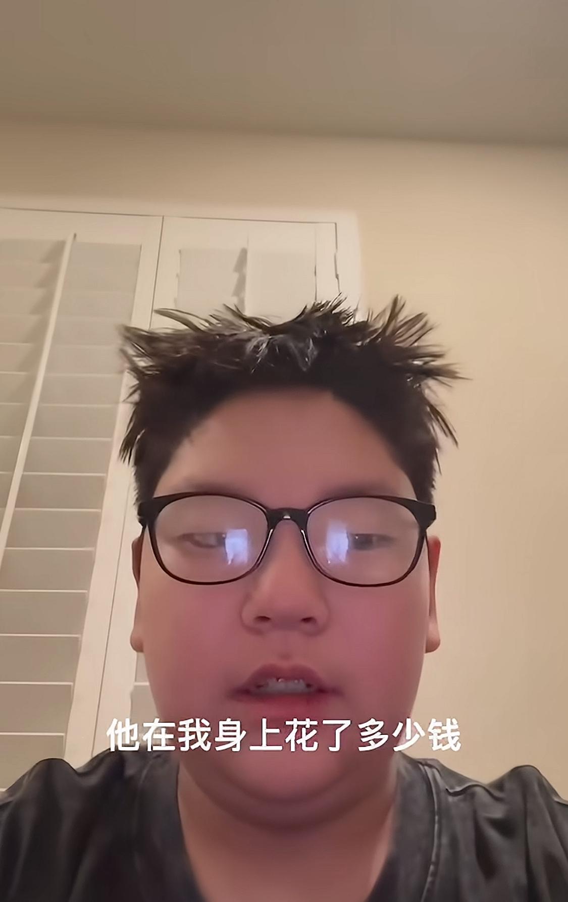 想回国内上学，至少不会挨打的那个孩子，他的父母上飞机就念叨在他身上花了多少钱，能