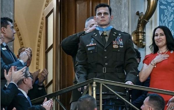 特朗普谎言自破

特朗普自己打了自己的脸。之前吹牛说行动大获全胜，没人受伤。结果