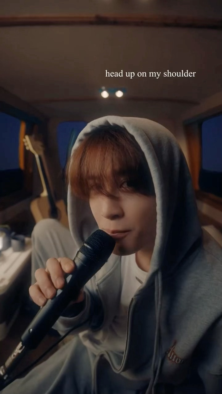 和老公开车去露营，晚上把车停到海边，一边等待日出一边唱歌